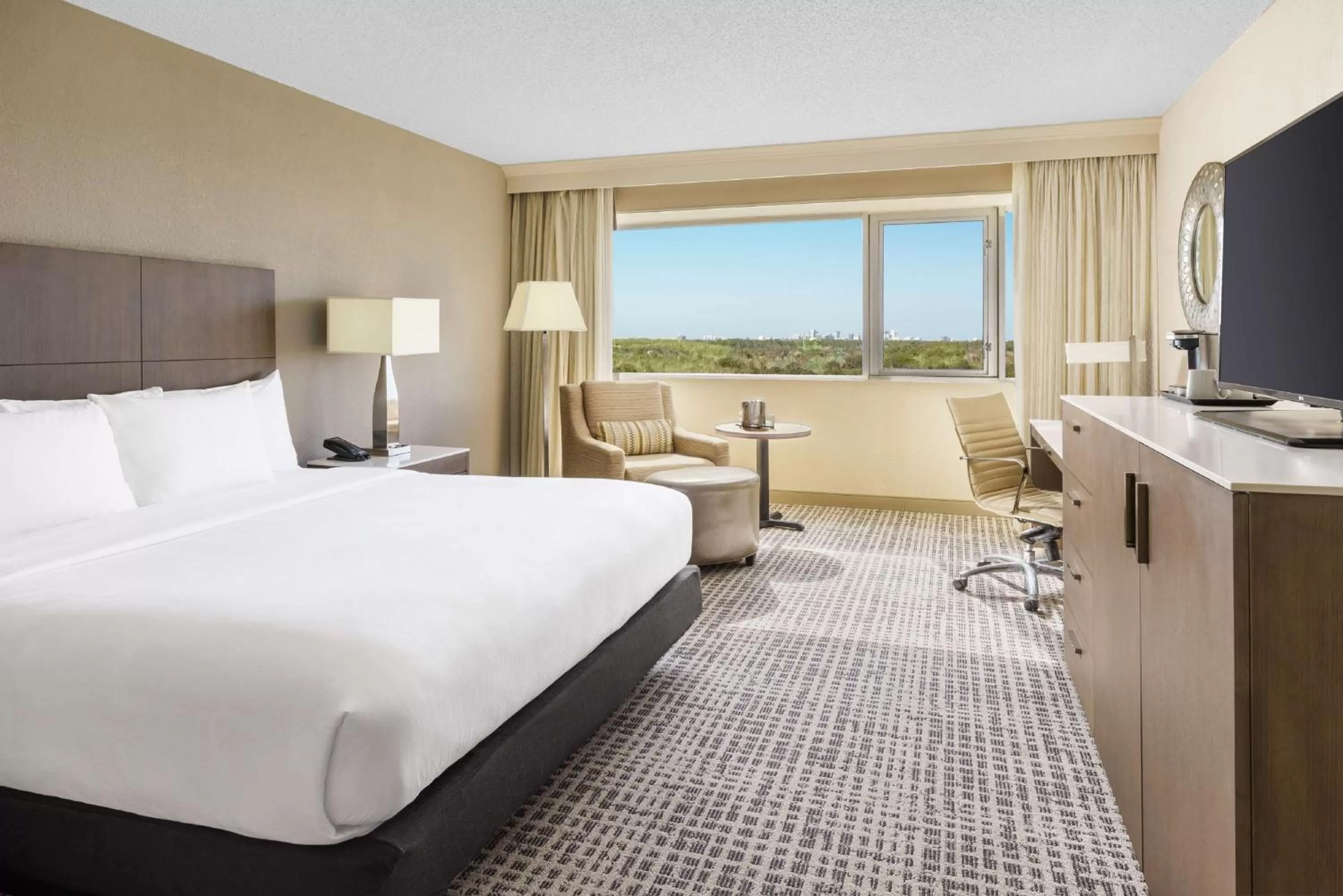 Bedroom, Bed in DoubleTree by Hilton Orlando Airport Hotel