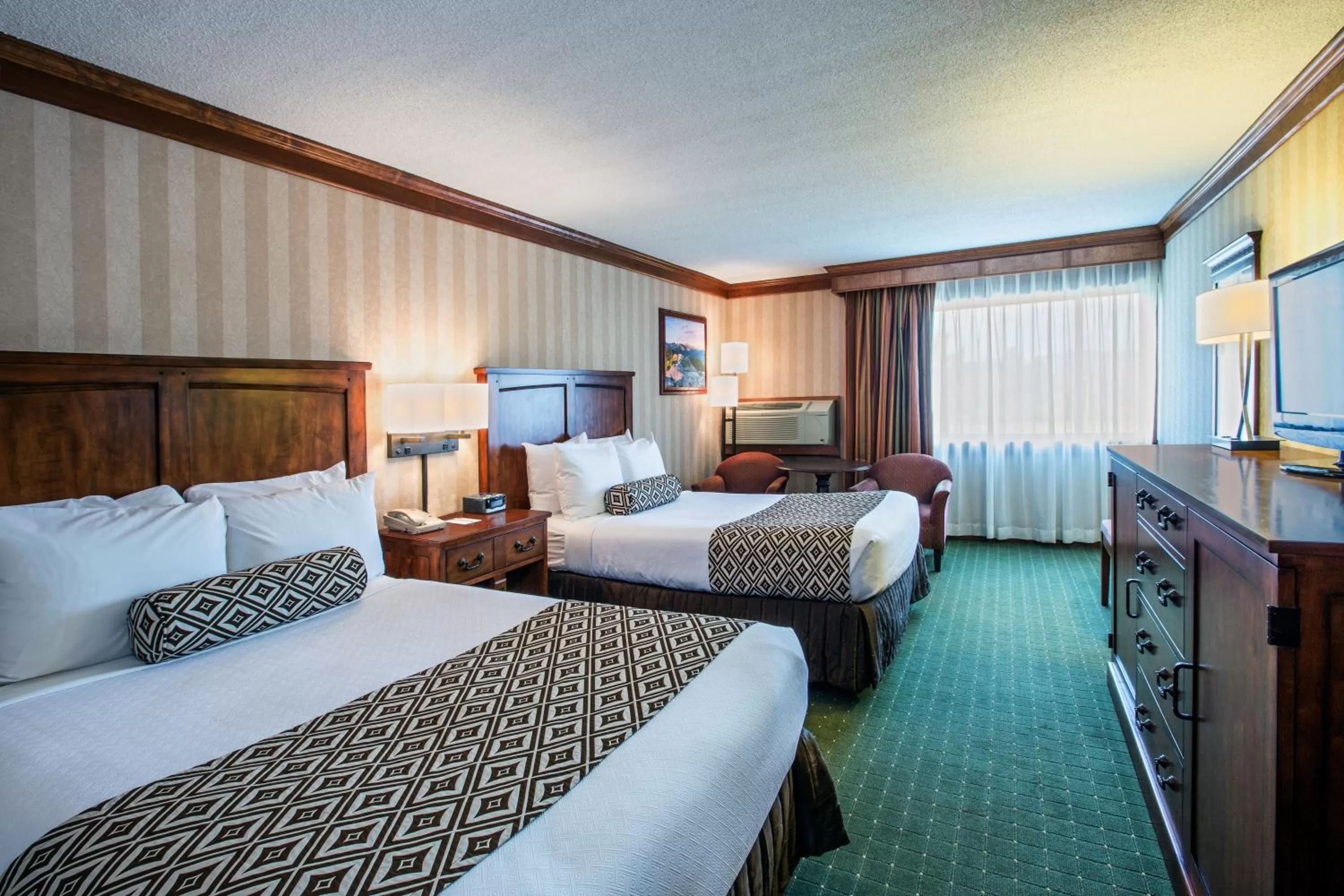 Photo of the whole room, Bed in Crowne Plaza Lake Placid by IHG