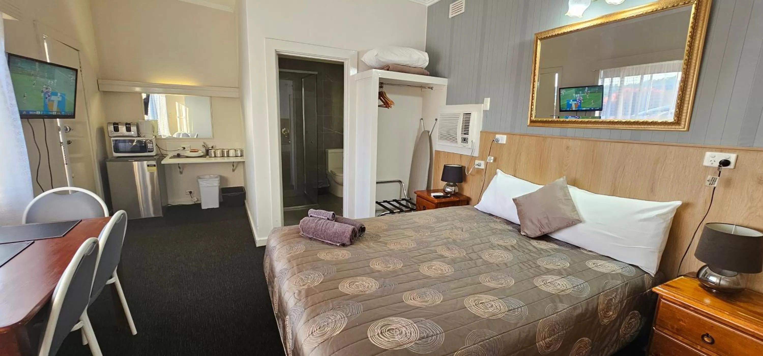 Bedroom, Bed in Blue Lake Motel