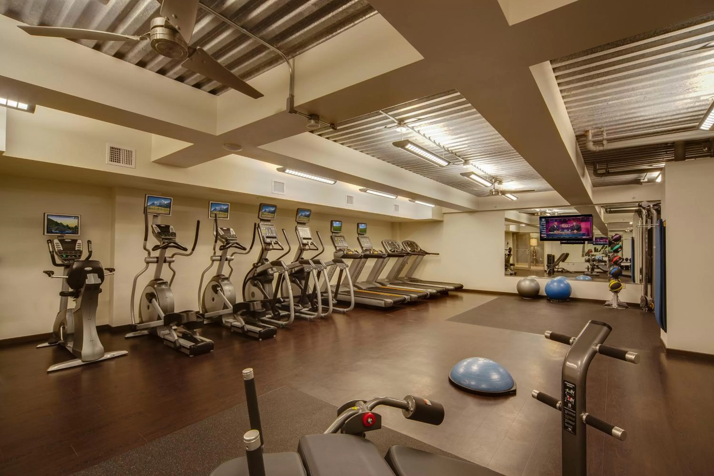Fitness centre/facilities in The Madison Concourse Hotel