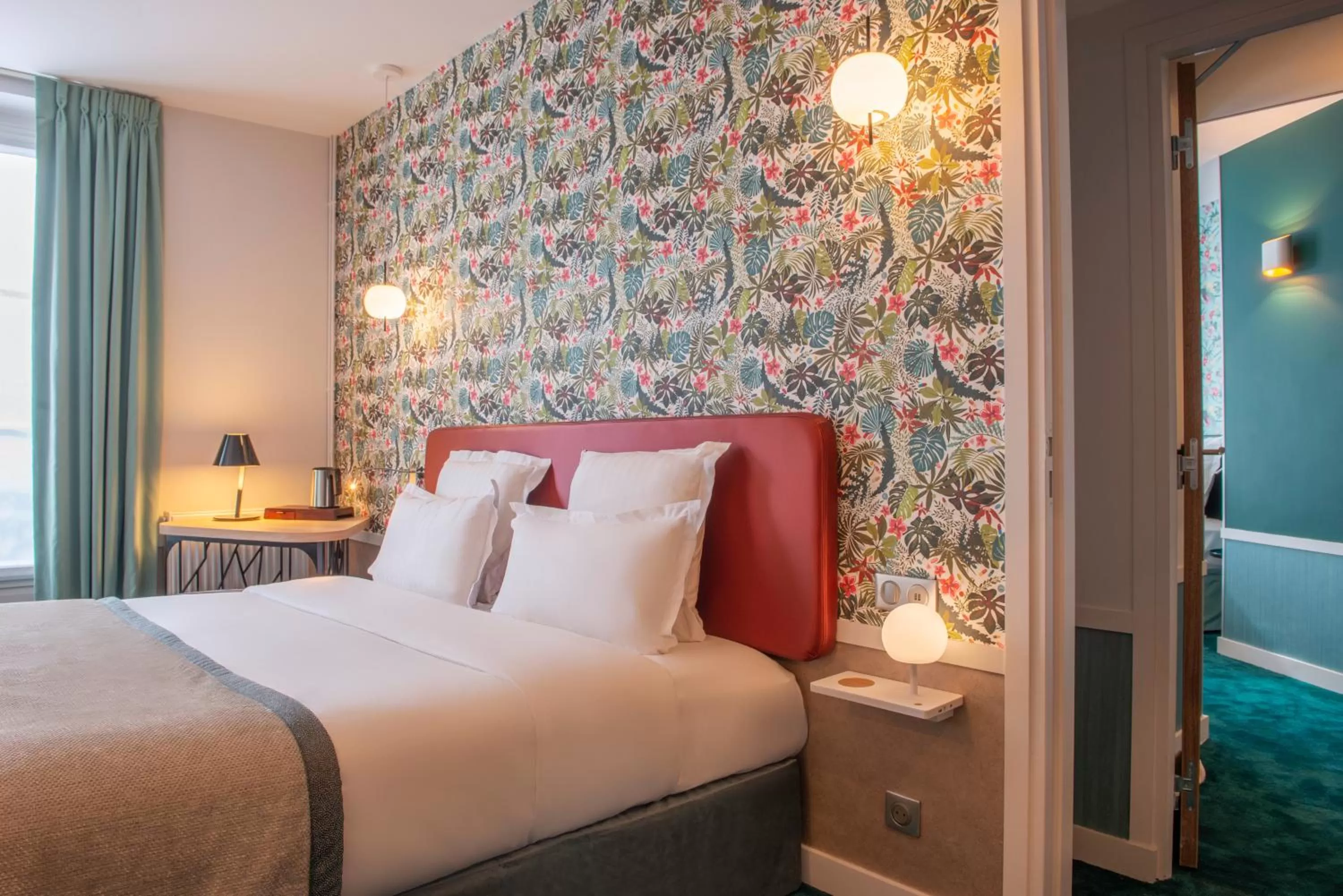 Photo of the whole room, Bed in Hôtel Edouard 6 by Malone