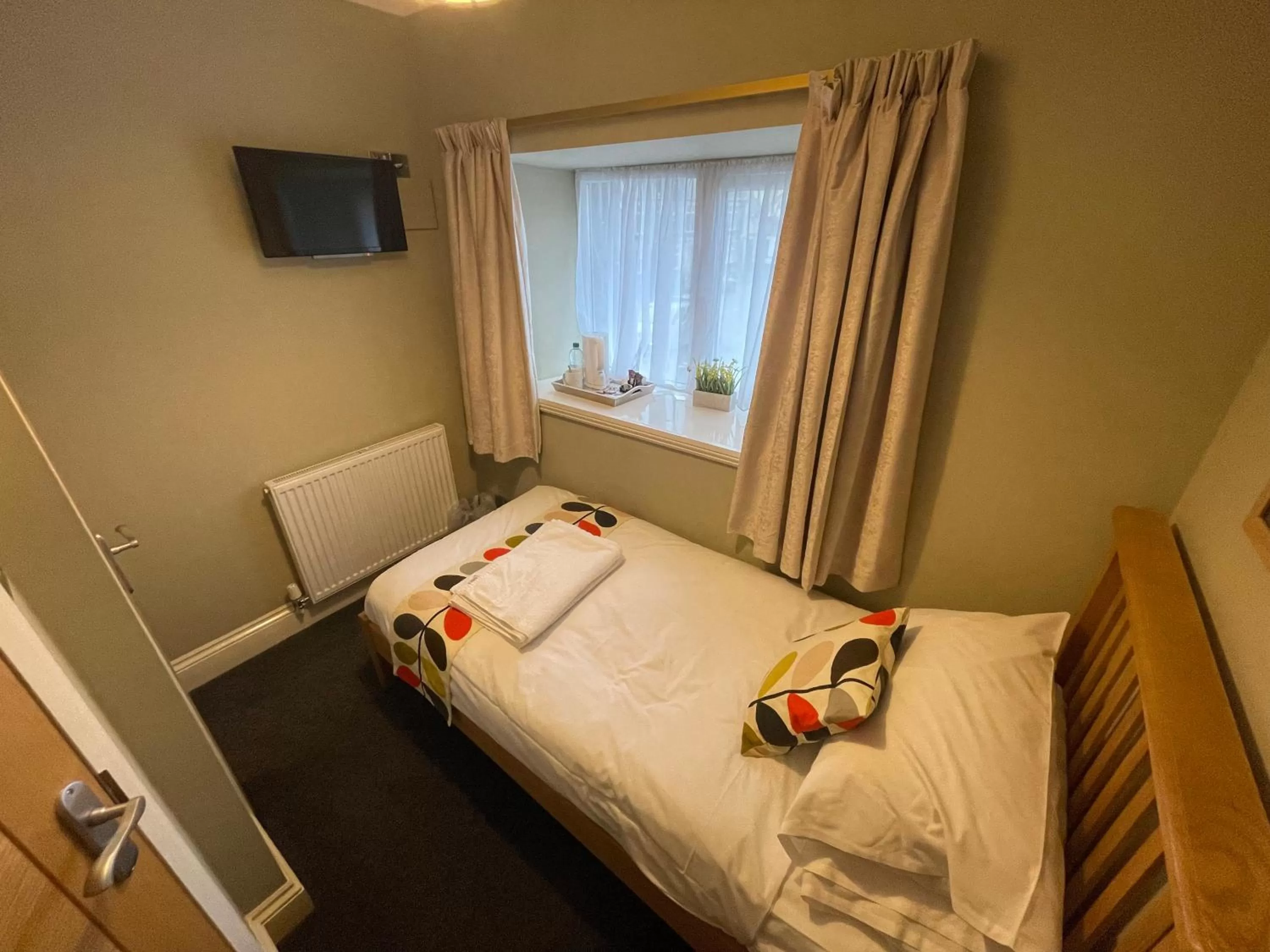 Bedroom, Bed in Y Griffin