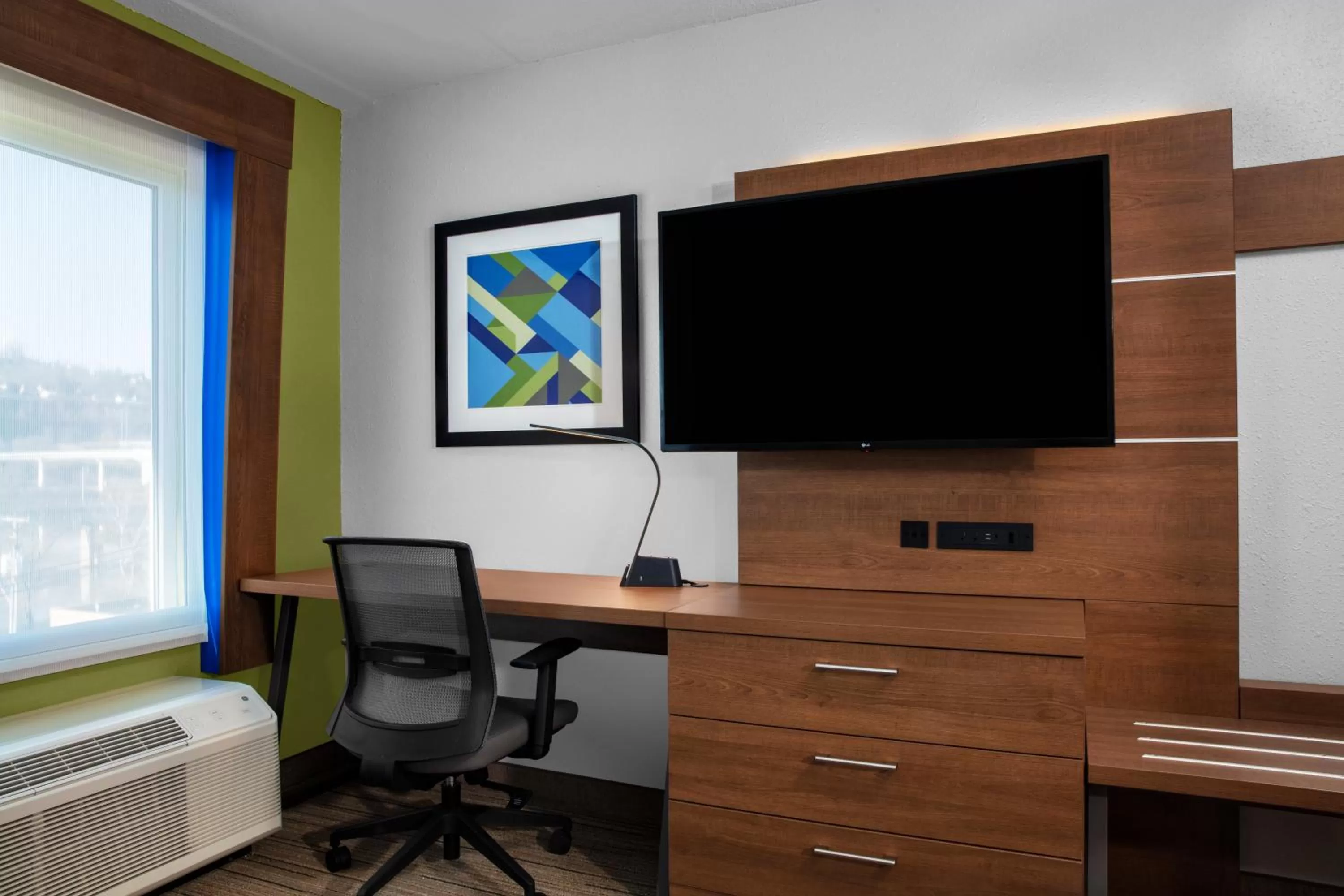 TV and multimedia in Holiday Inn Express Charleston-Civic Center by IHG