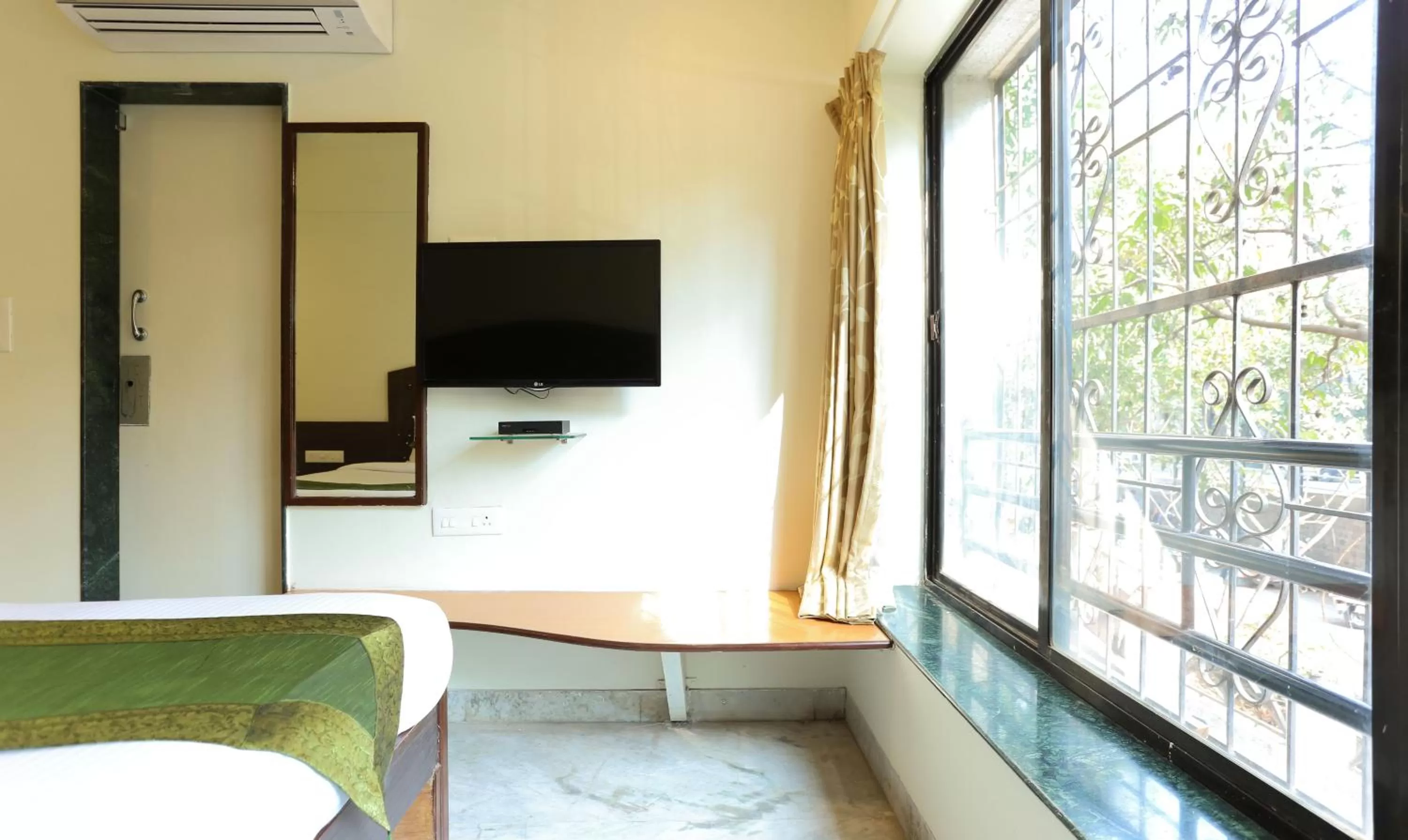 TV and multimedia in Itsy Hotels Hill View Ex