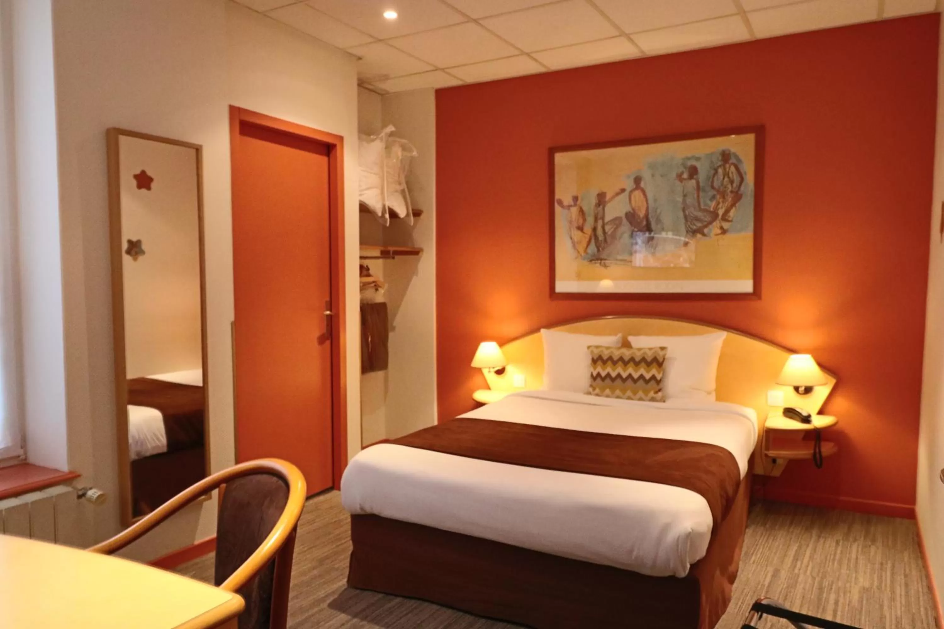 Bedroom, Bed in Logis-Hôtel des Oliviers