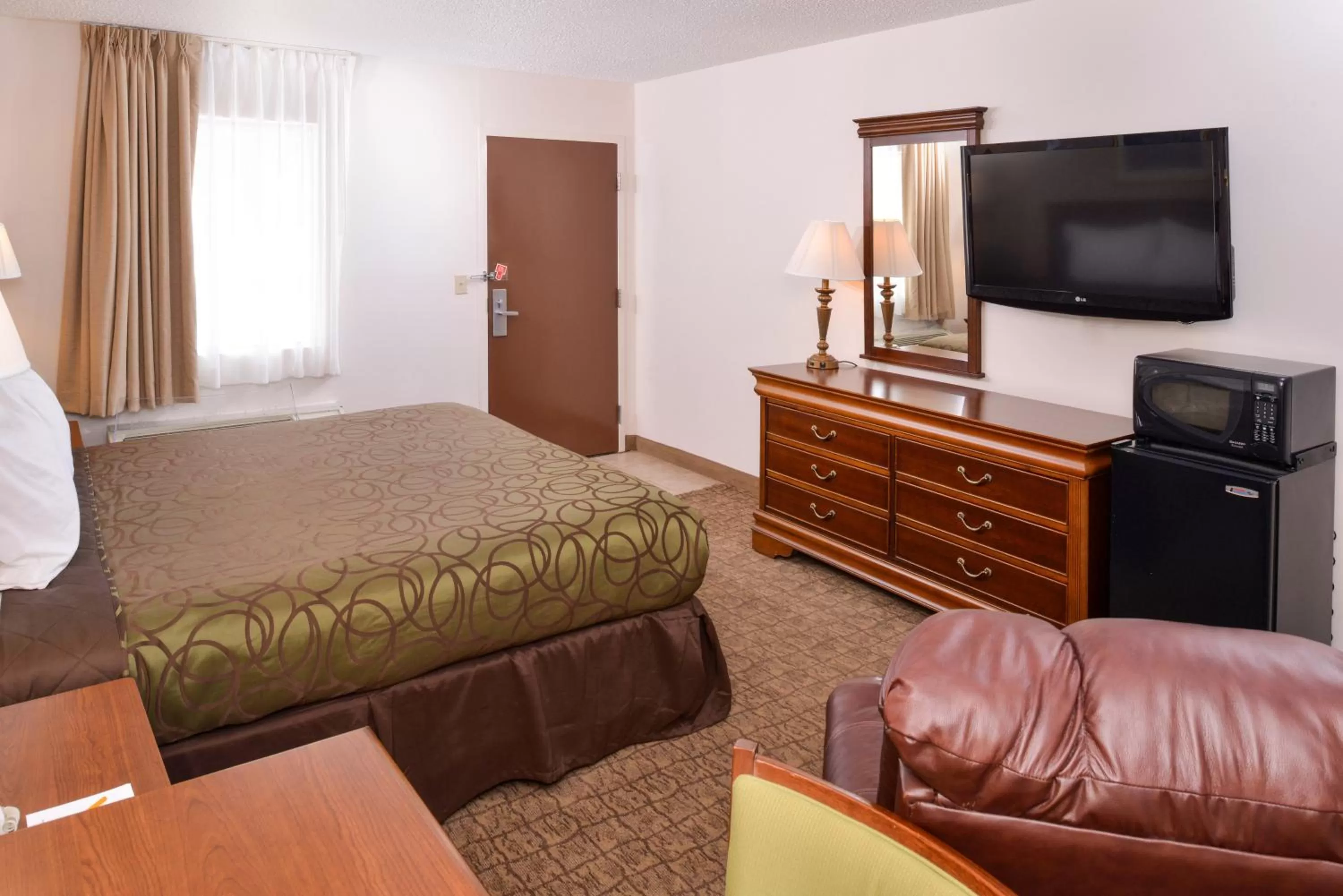 Bed in Briarwood Inn Of Geneva