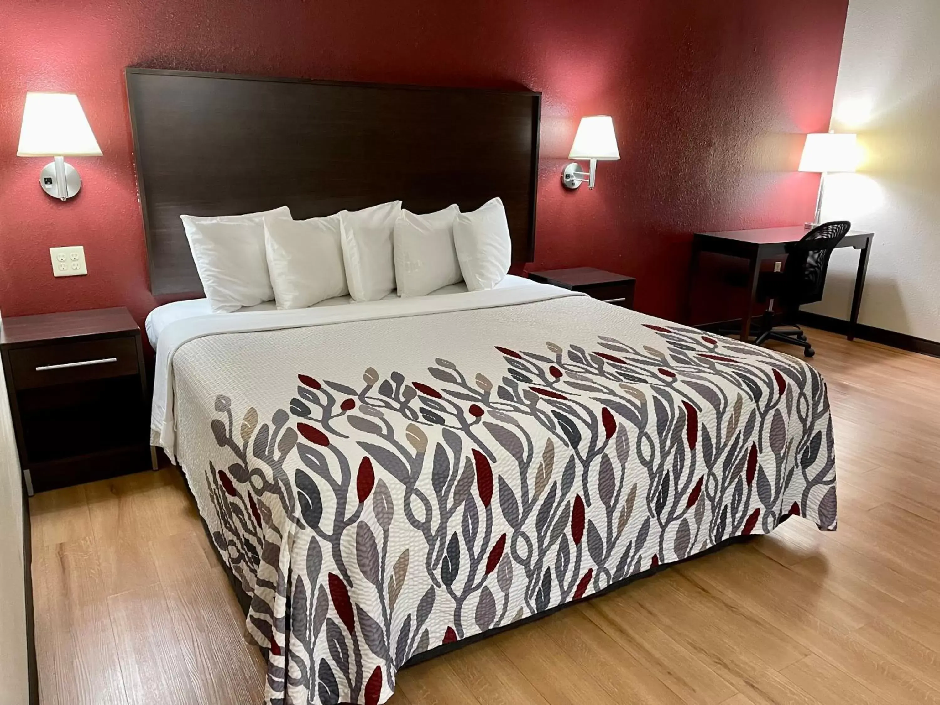 Superior King Room - Non-Smoking in Red Roof Inn Sandusky - Milan Superior King Room - Non-Smoking in Red Roof Inn Sandusky - Milan