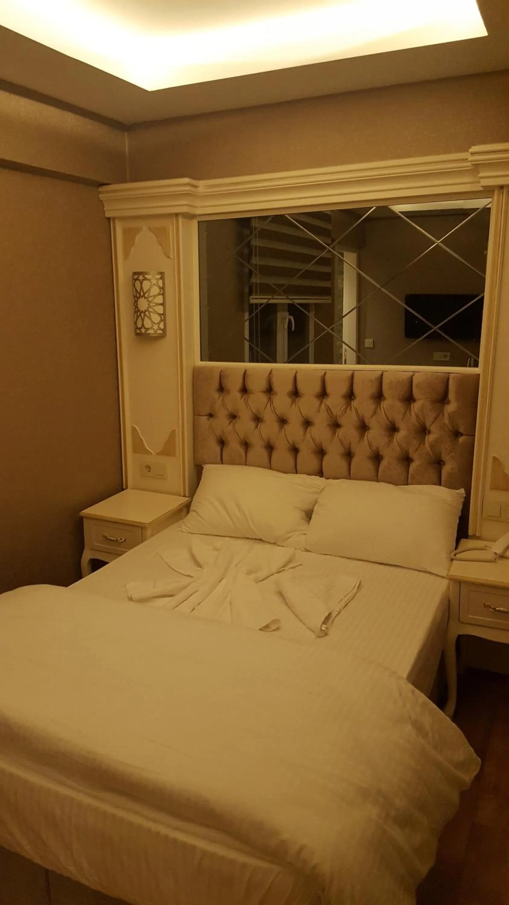 Toilet, Bed in Sun Comfort Hotel