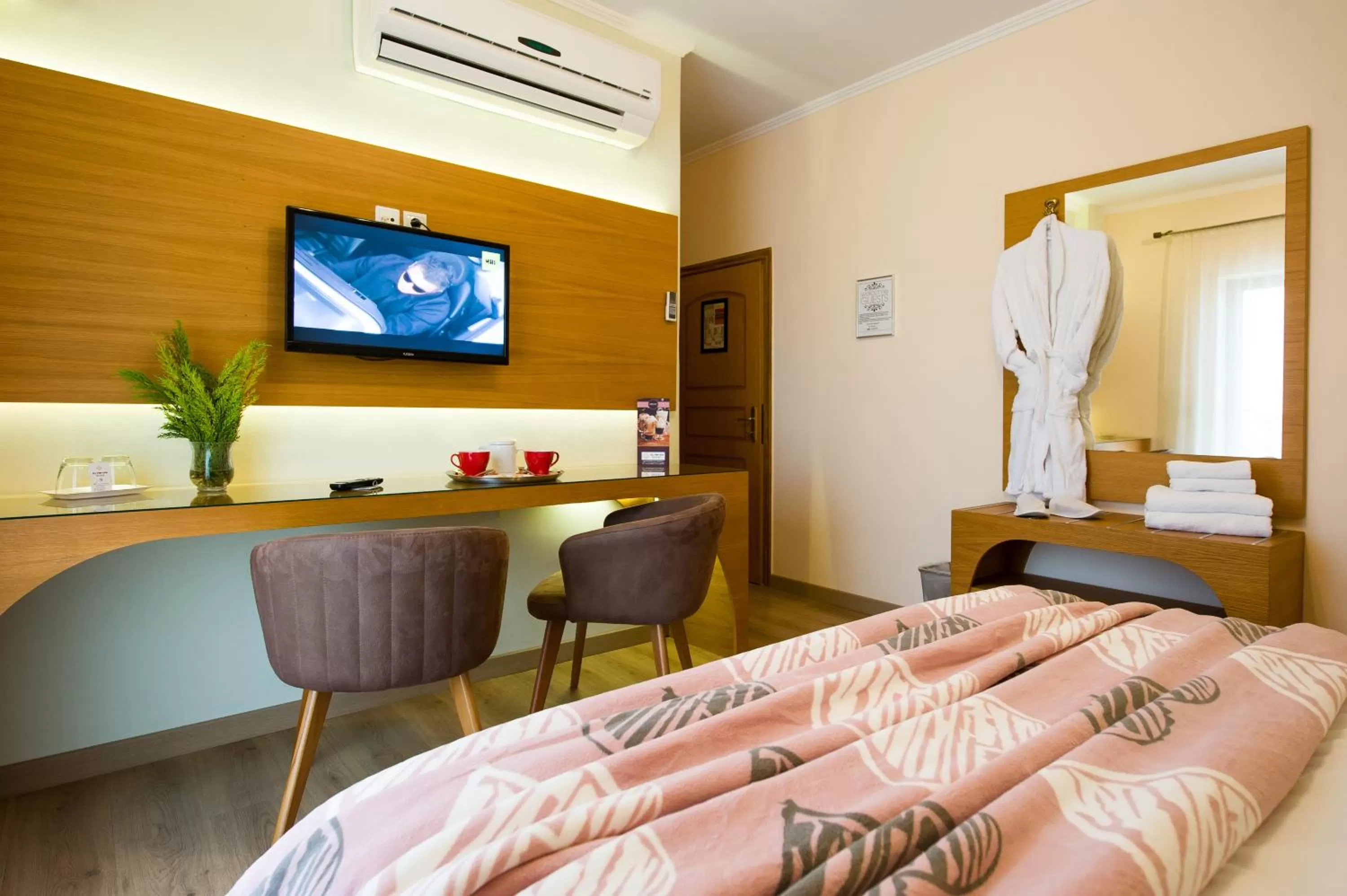 Photo of the whole room, Bed in Olympion