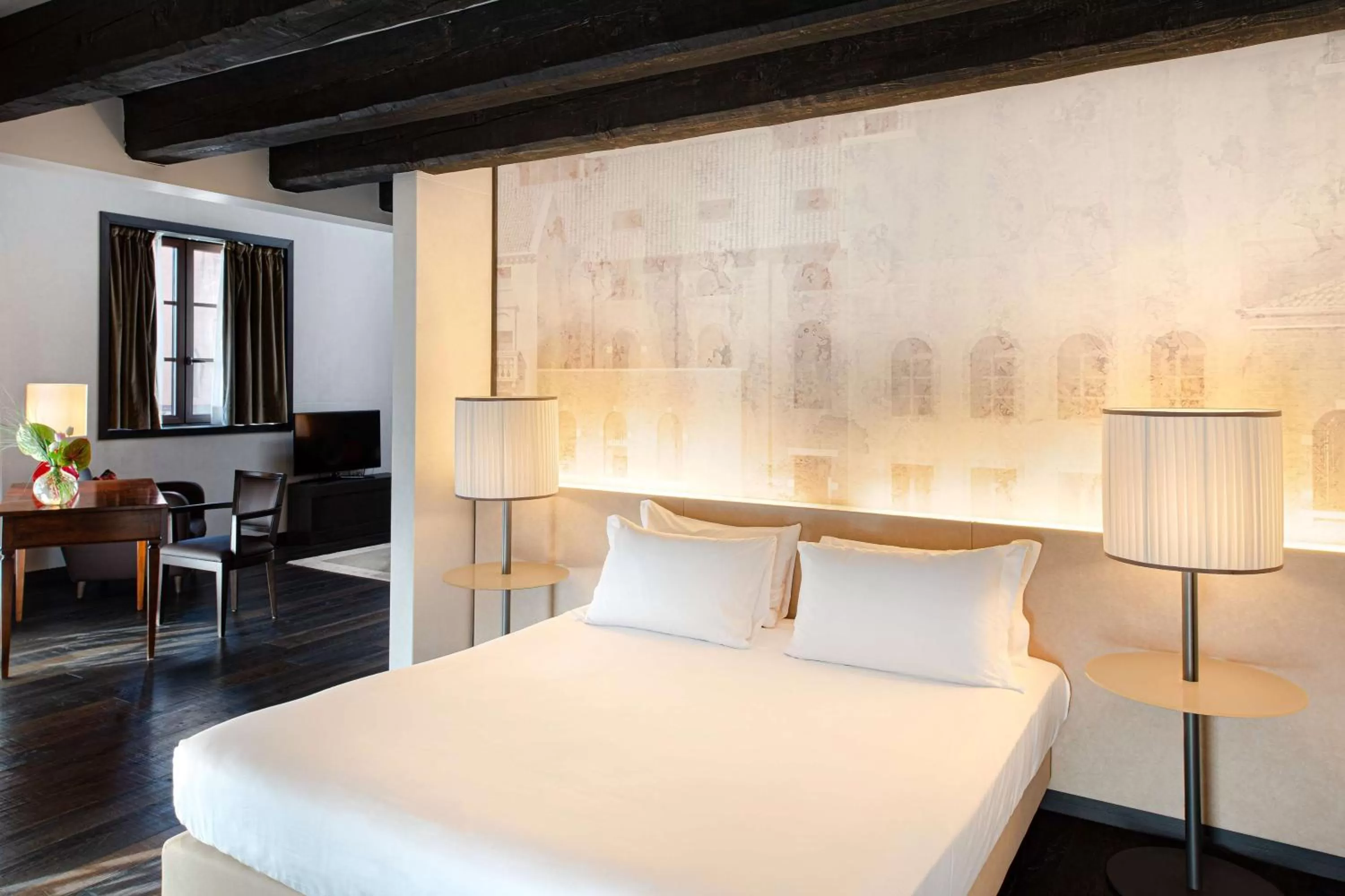 Photo of the whole room, Bed in Hyatt Centric Murano Venice