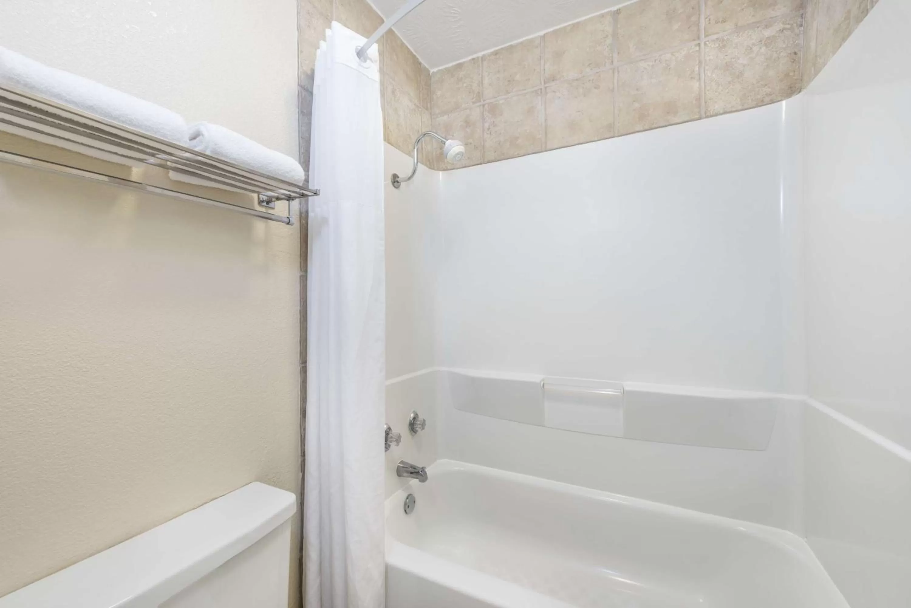 Queen Room with Bath Tub - Mobility/Hearing Accessible - Non-Smoking in Days Inn by Wyndham Bryan College Station