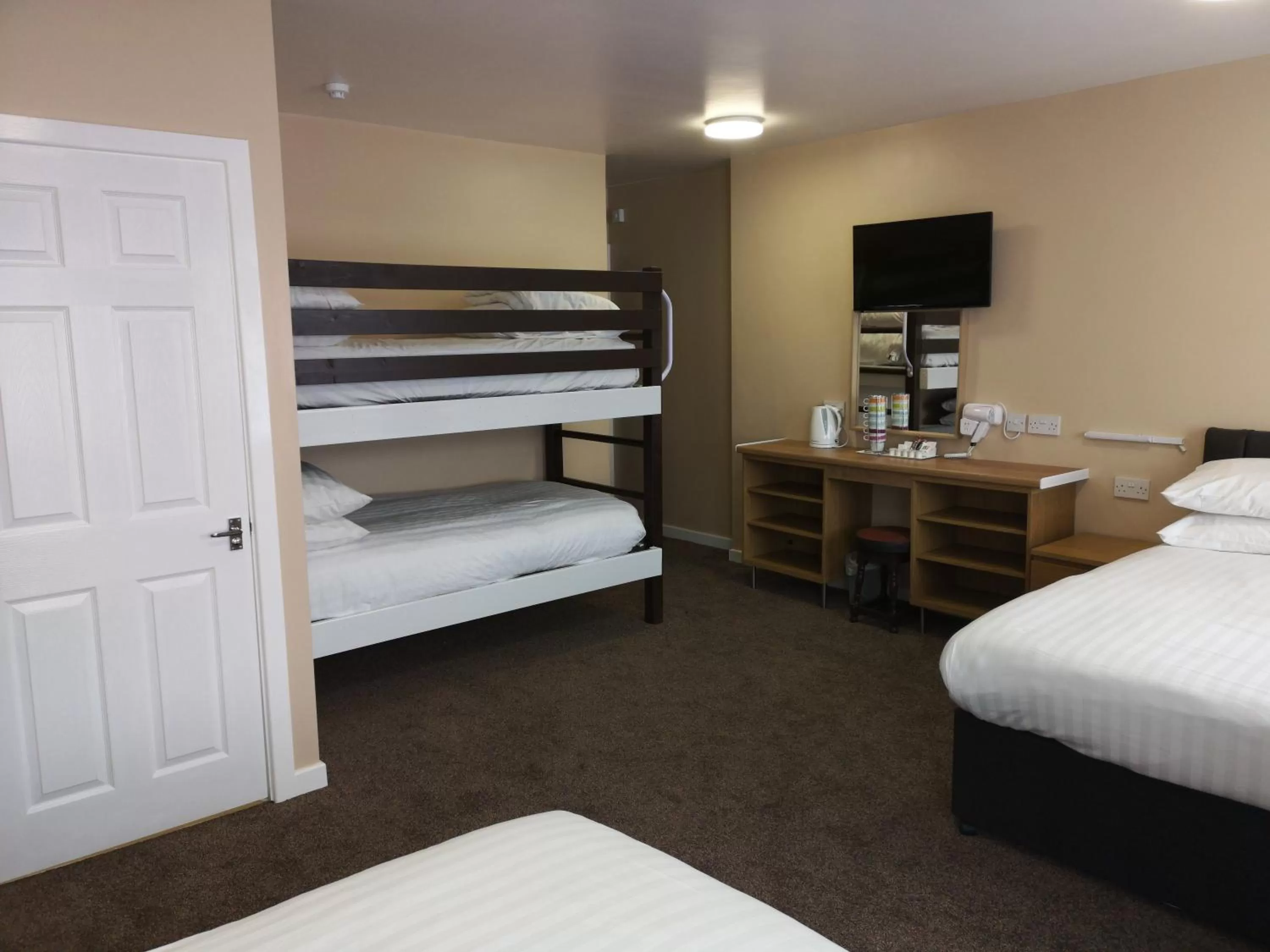 bunk bed, Bed in The Lawton