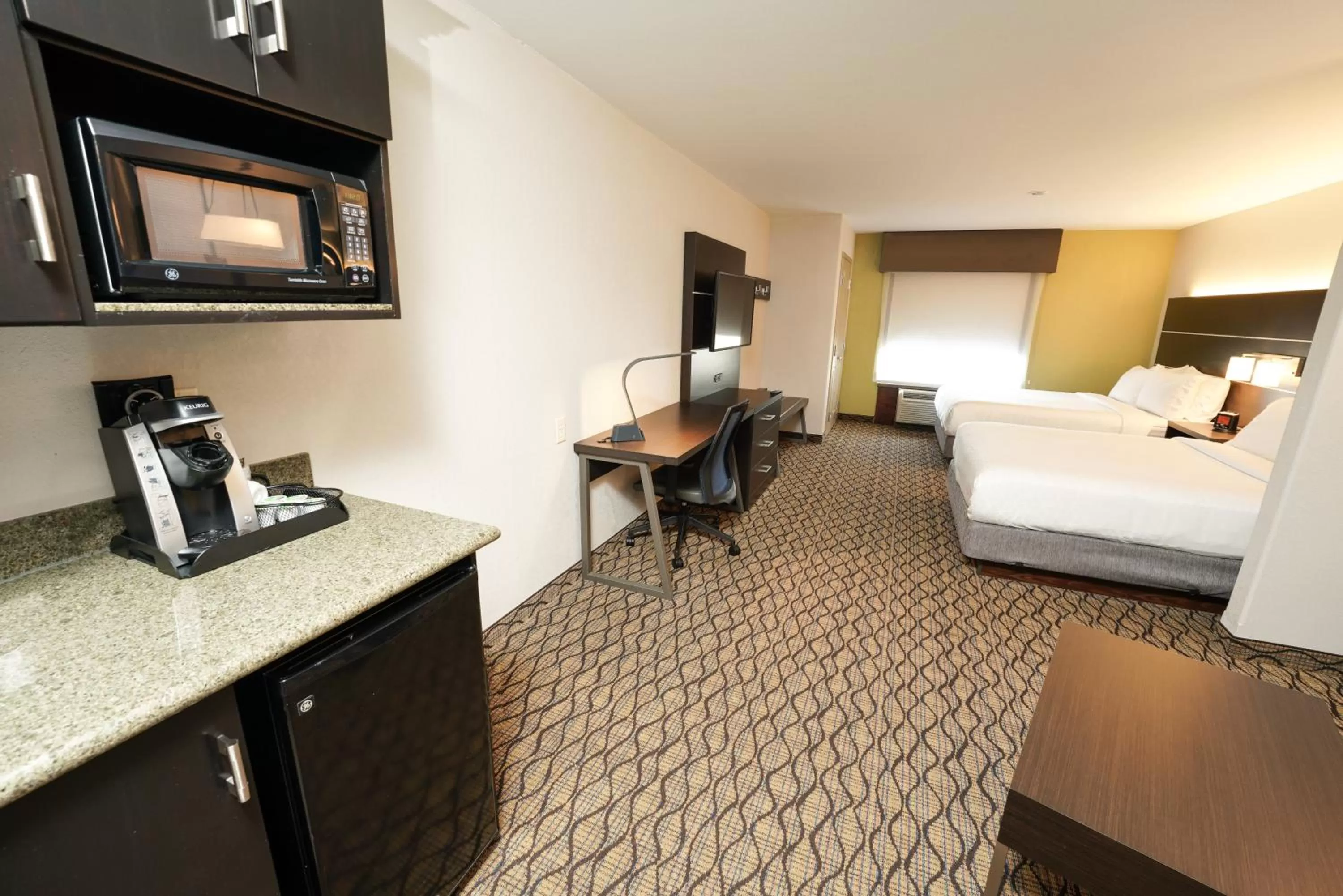 Photo of the whole room, Bed in Holiday Inn Express and Suites Springfield Medical District by IHG