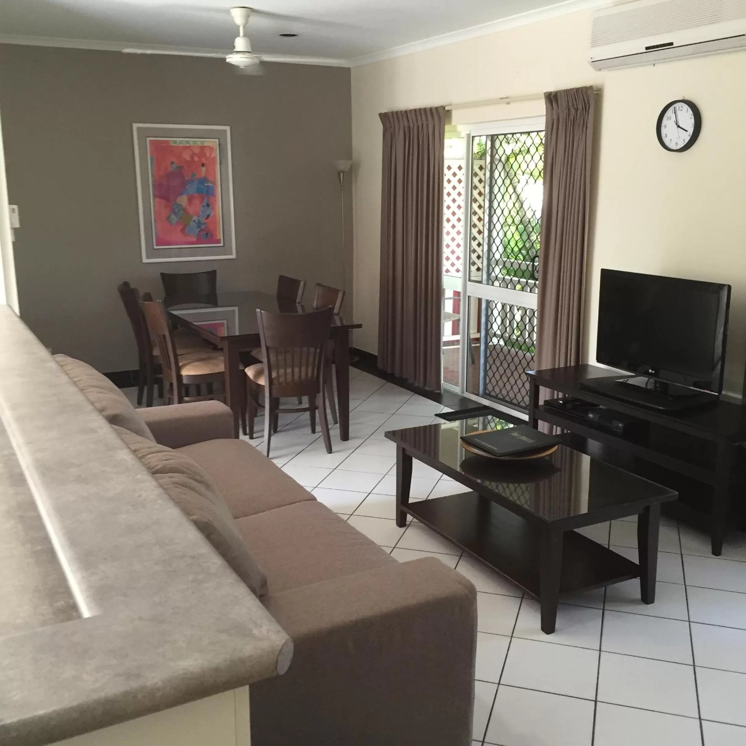 Dining area in Nimrod Resort Apartments