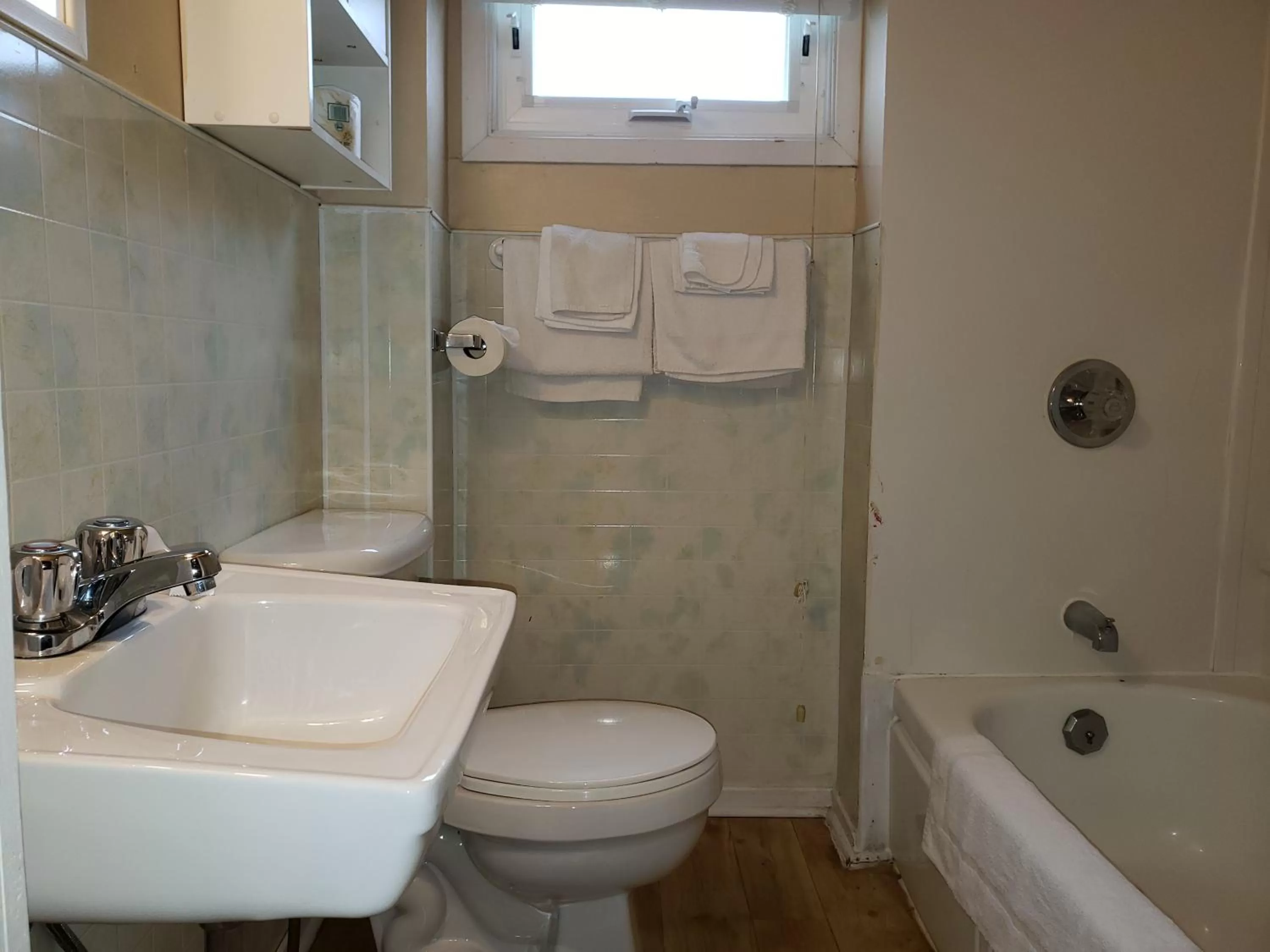 Shower in Regent Motel