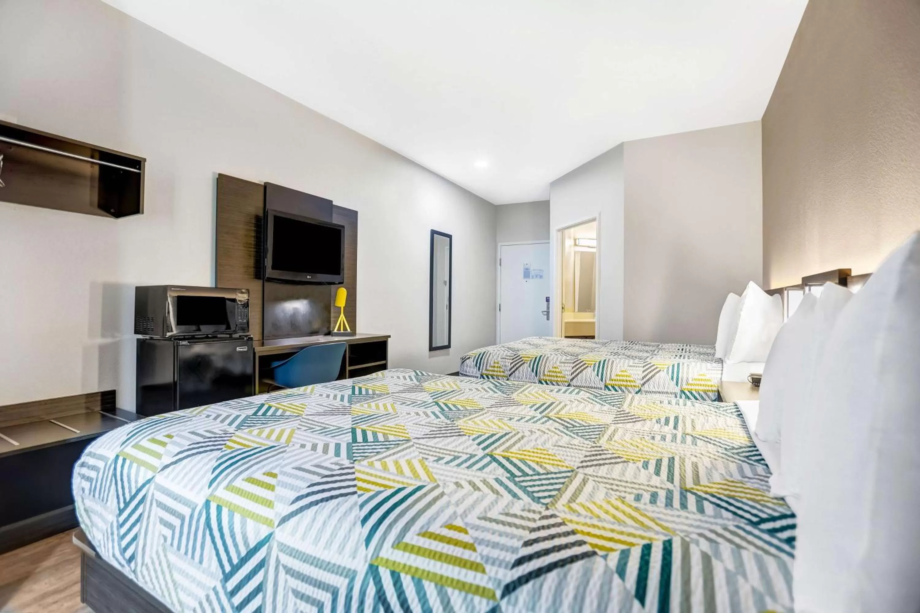 Photo of the whole room, Bed in Motel 6-Weatherford, TX