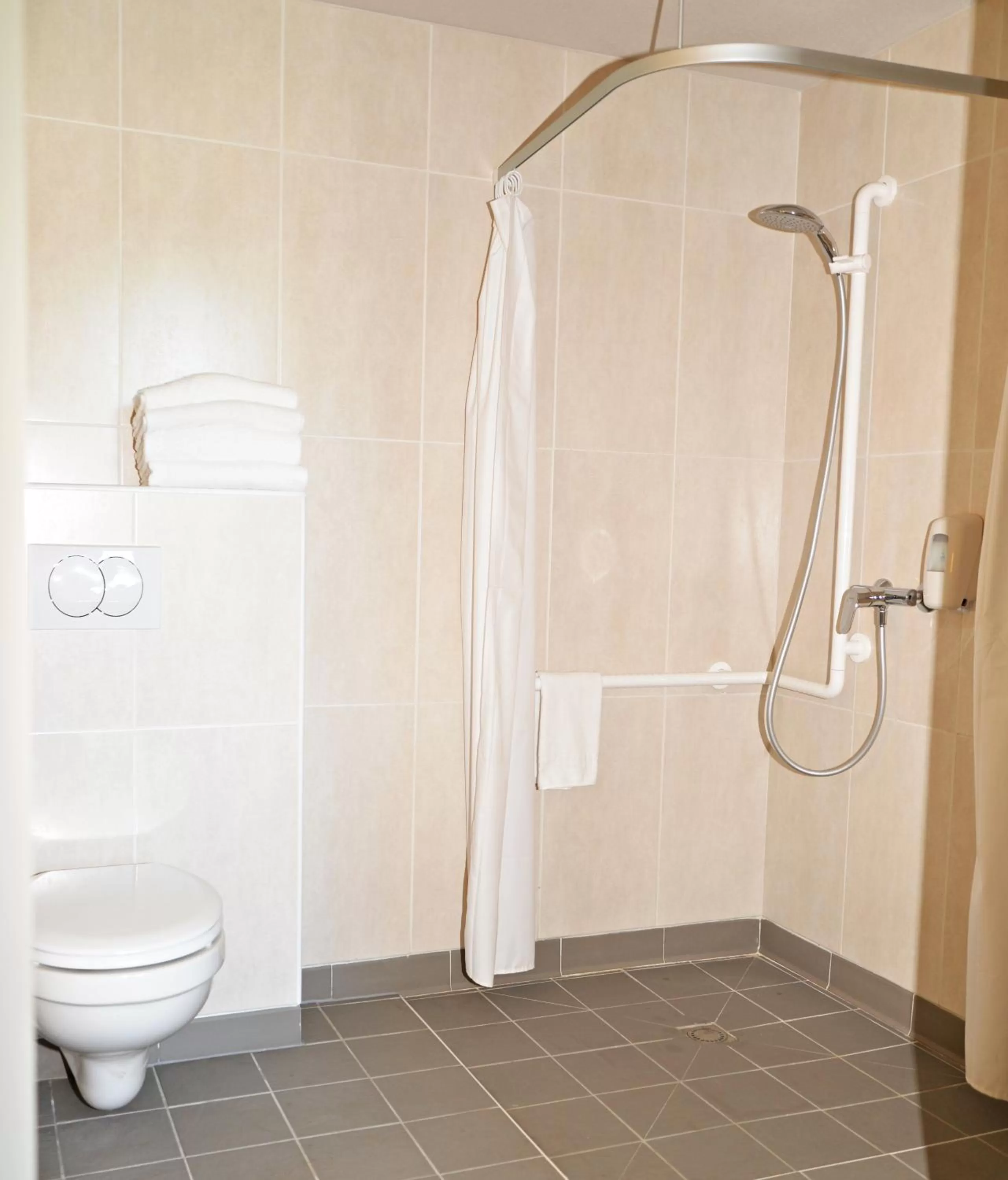 Bathroom in B&B HOTEL Alès - Pôle Mécanique