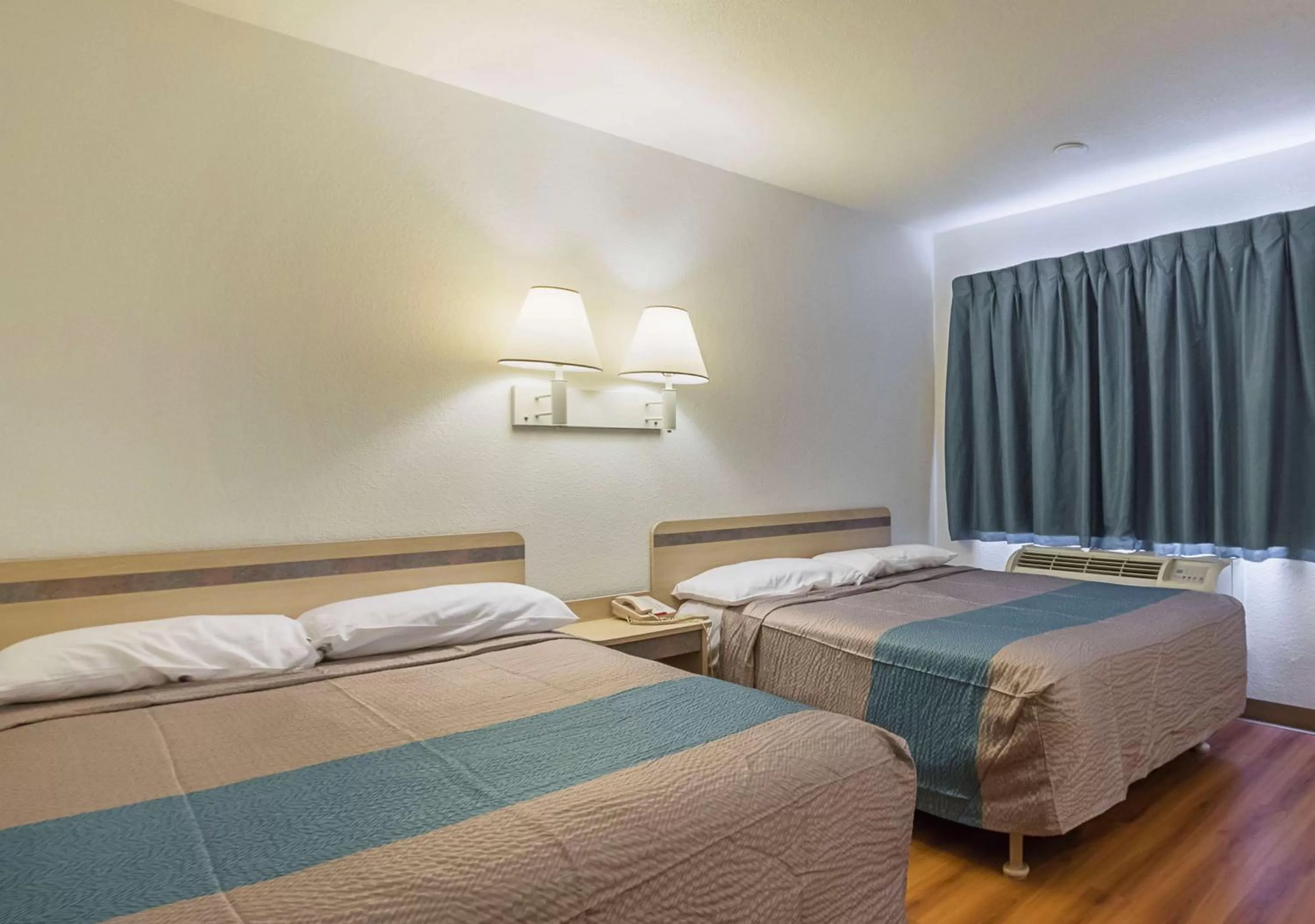 Photo of the whole room, Bed in Motel 6-Rochester, MN