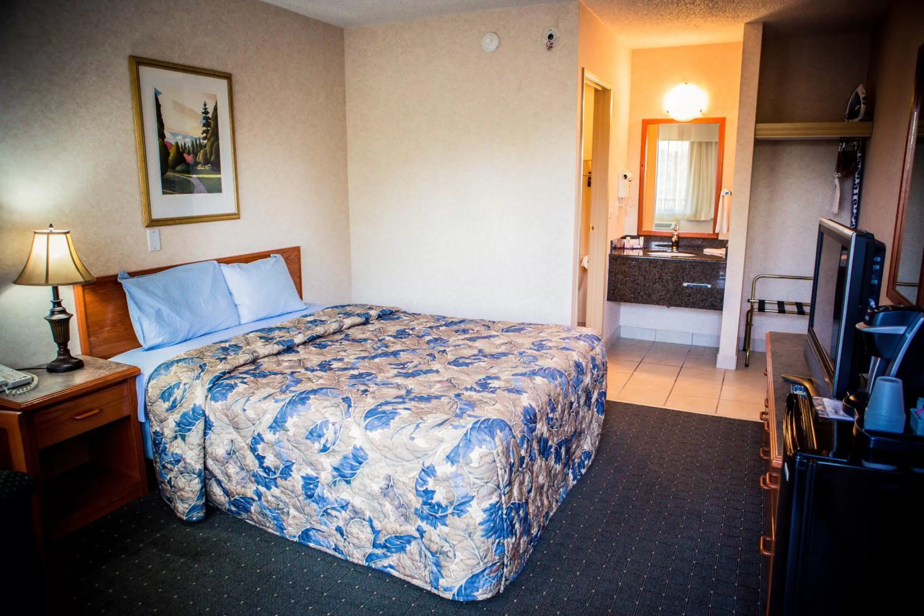 Photo of the whole room, Bed in Langley Hwy Hotel