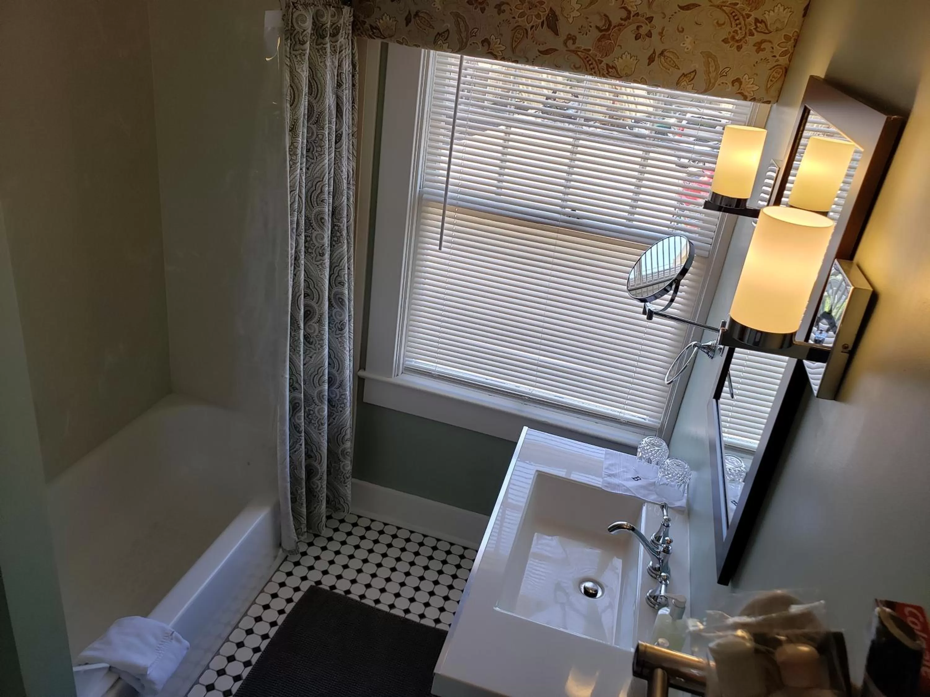 Shower in Bayberry Inn B&B and Oregon Wellness Retreat