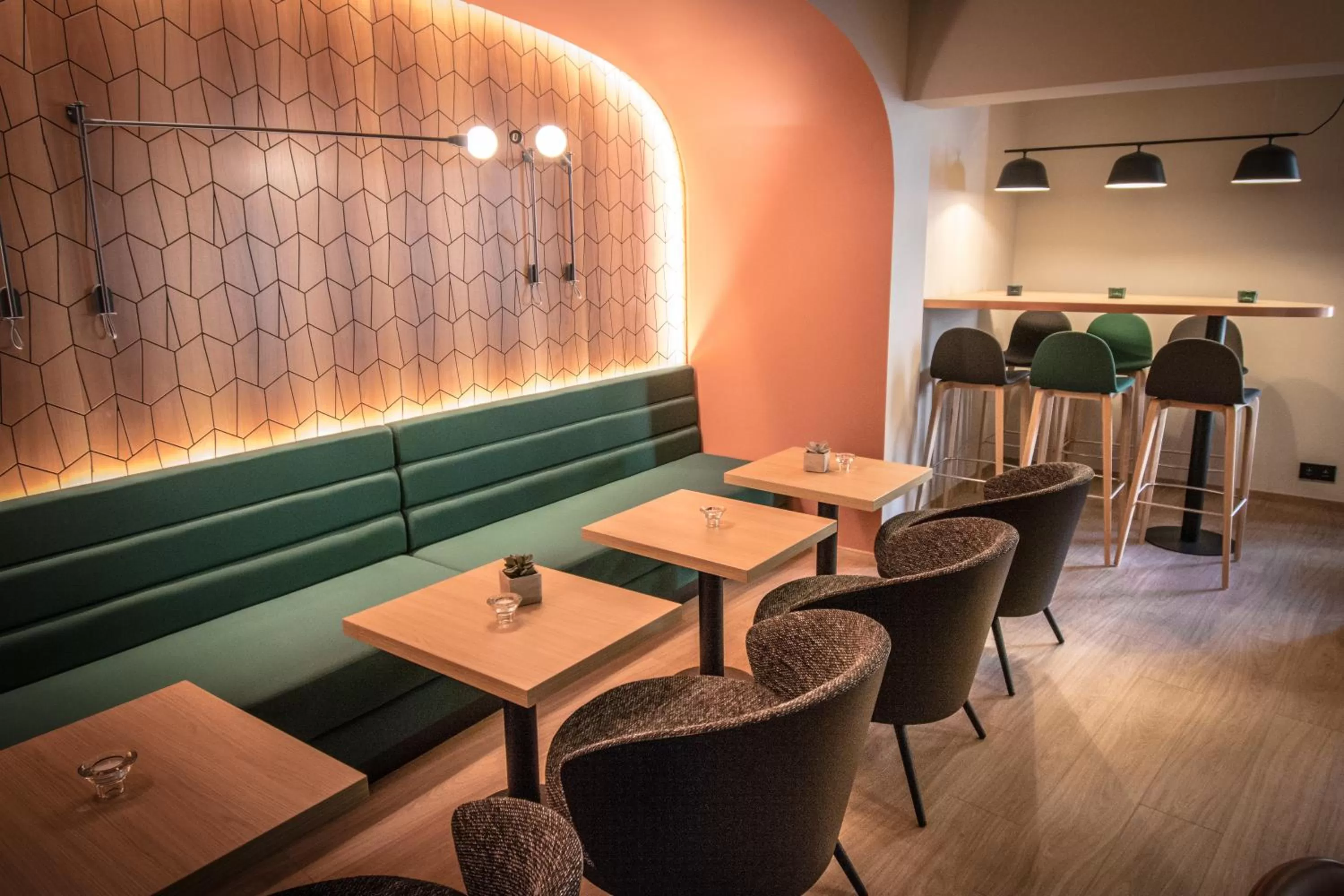 Lounge or bar in Hôtel Le Rohan, centre Cathédrale