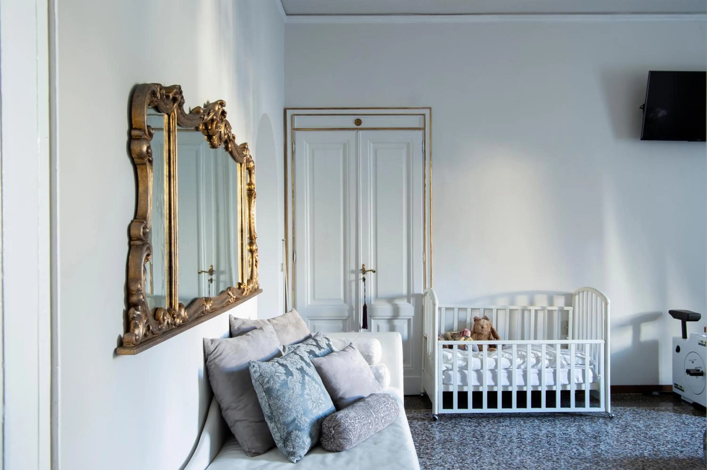 Children play ground, Bed in Hotel Principe