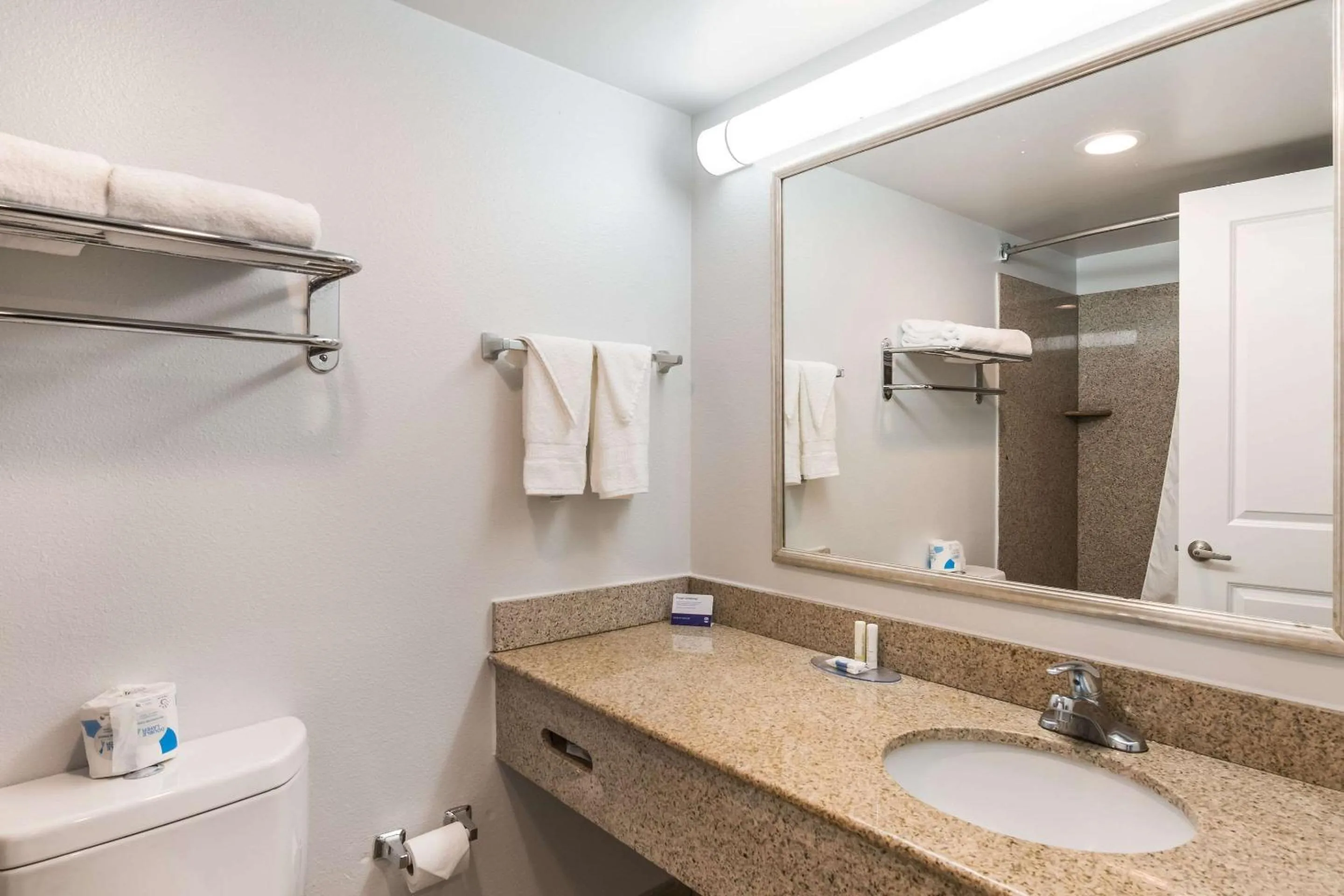 Bathroom in Suburban Studios Williamsburg Central