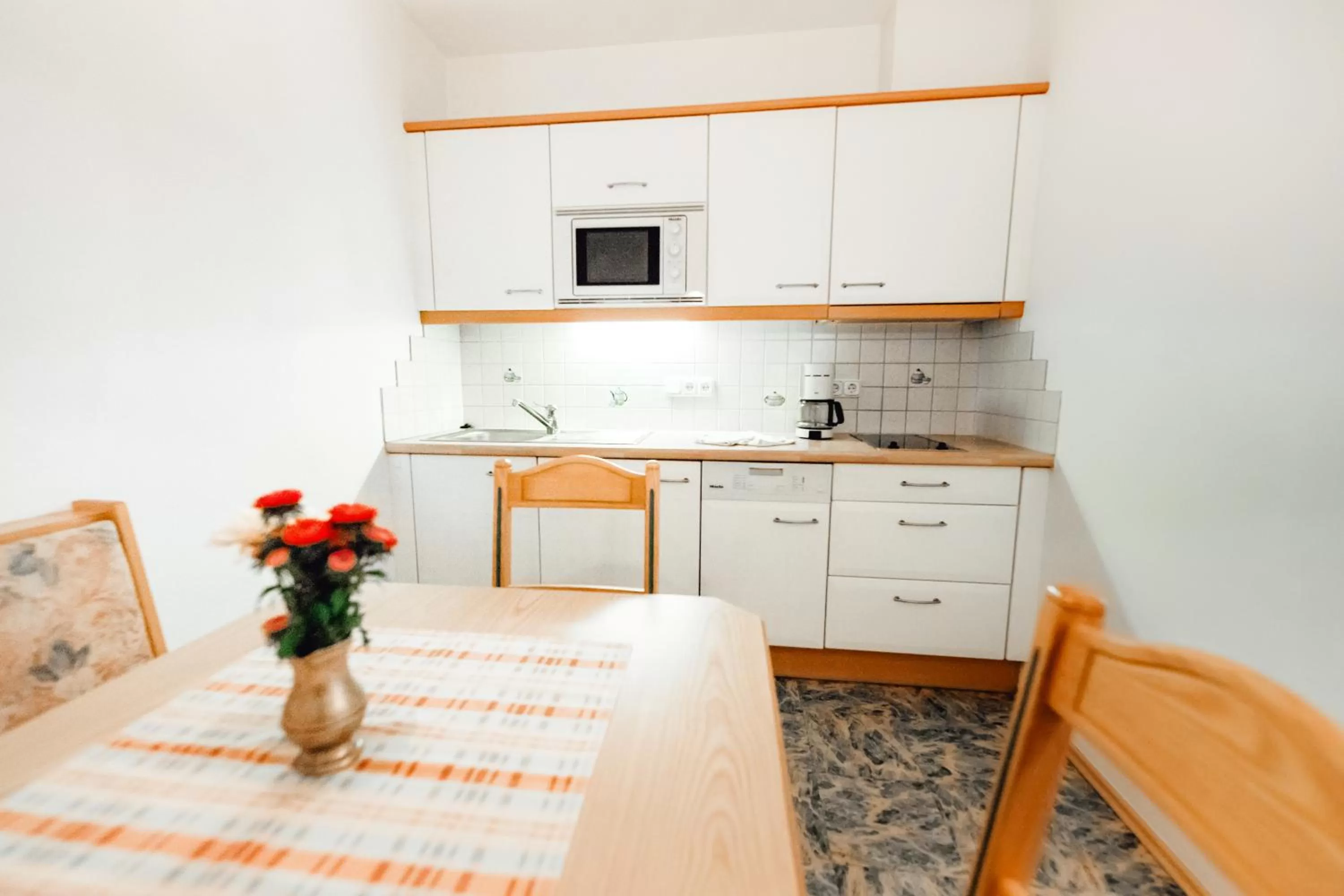 kitchen, Bed in Zimmer & Ferienwohnungen Dandler