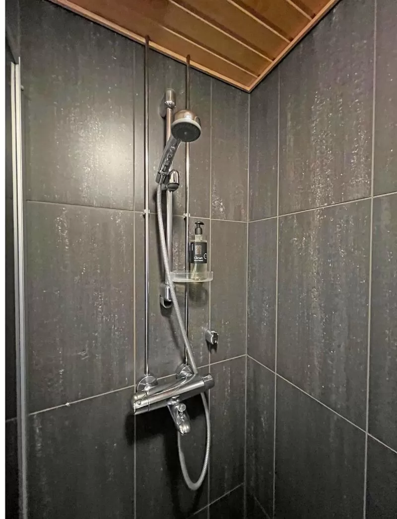 Shower in Hotelli Vuorikelo