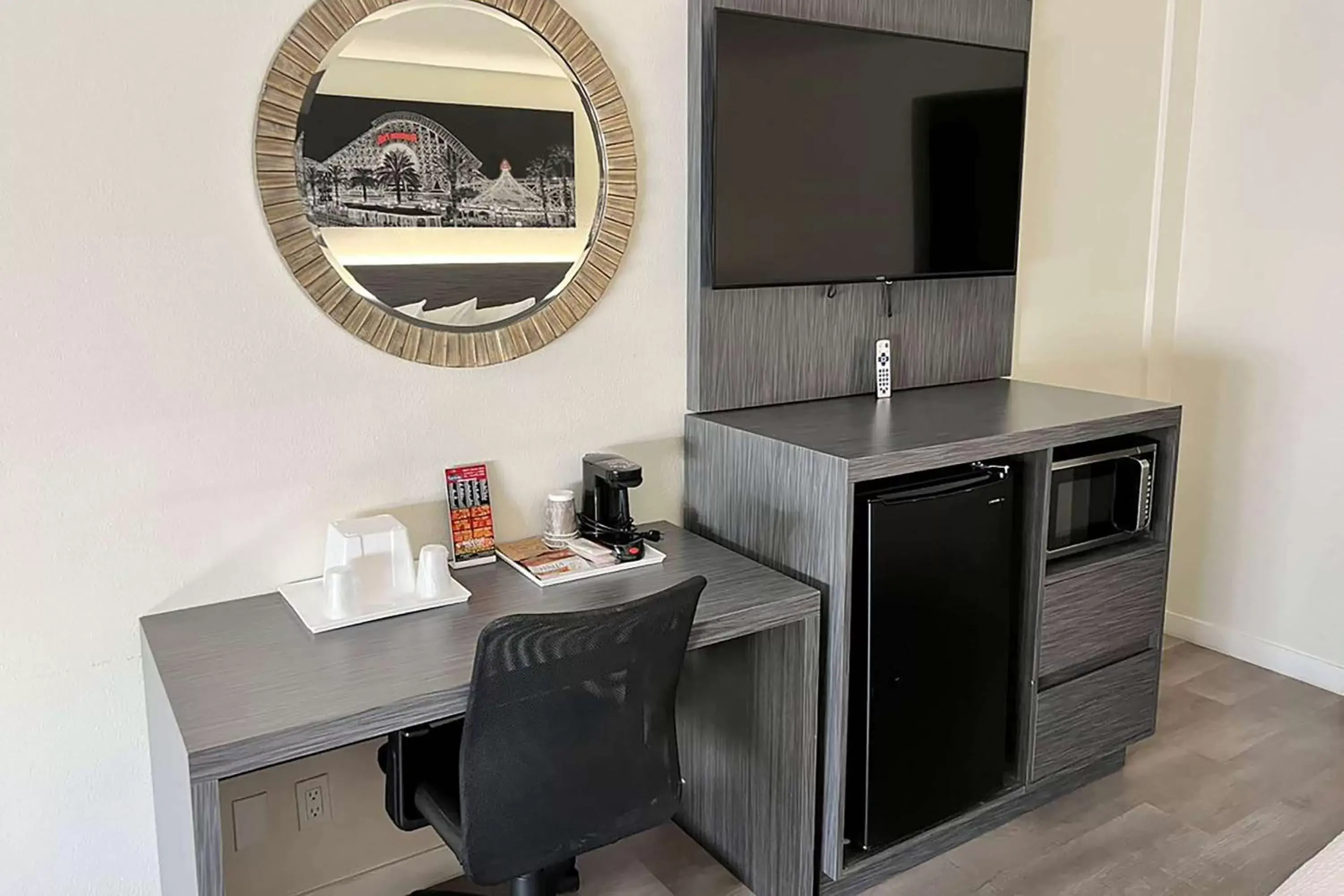 King Room with Roll-In Shower - Mobility/Hearing Accessible - Non-Smoking in Ramada by Wyndham Anaheim Convention Center King Room with Roll-In Shower - Mobility/Hearing Accessible - Non-Smoking in Ramada by Wyndham Anaheim Convention Center