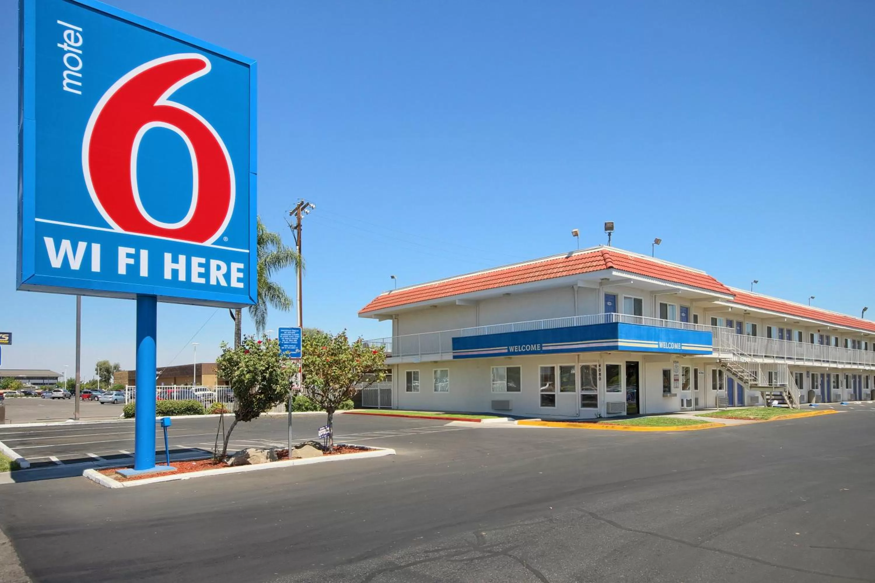Facade/entrance in Motel 6-Fresno, CA - Blackstone South