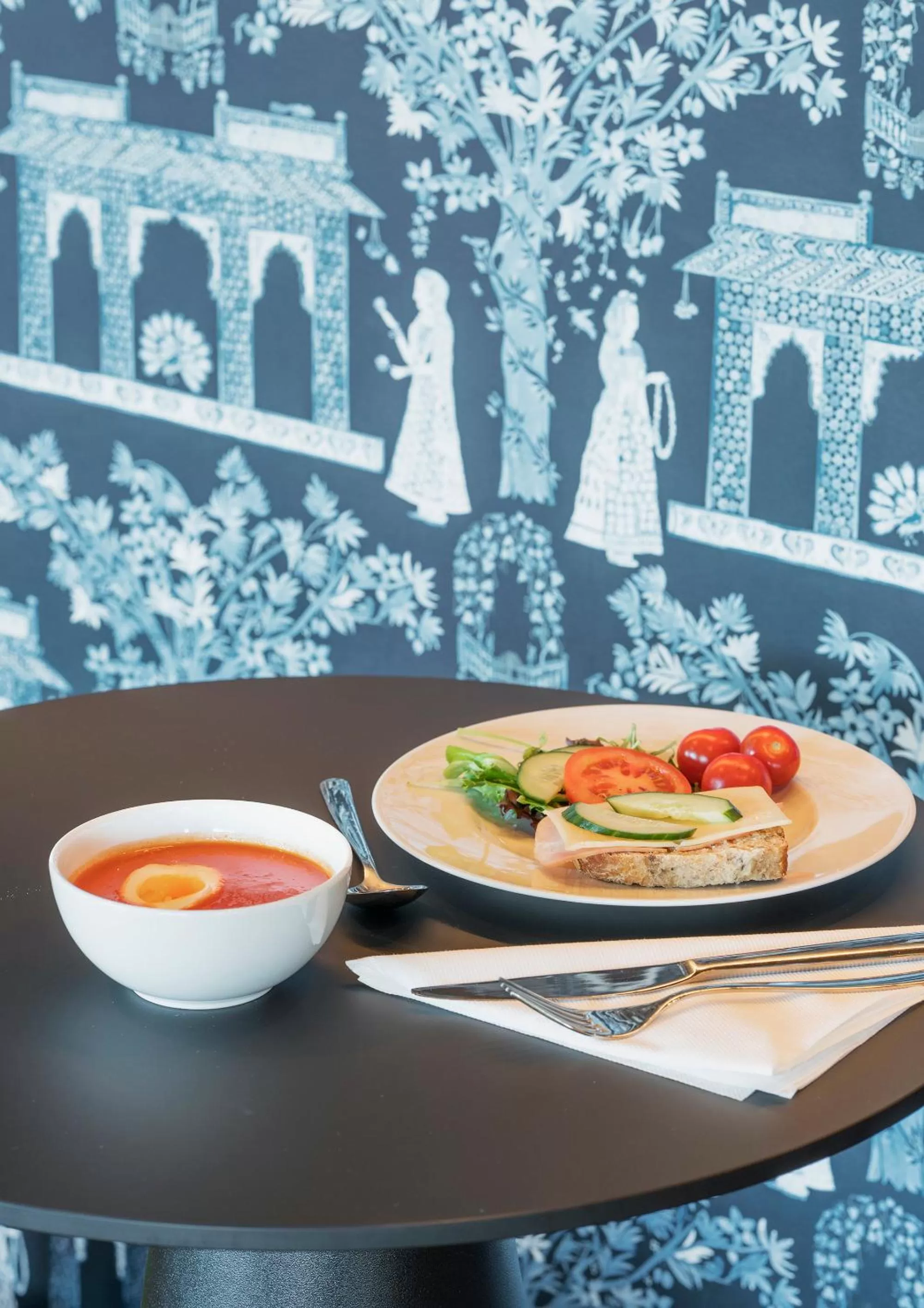 Restaurant/places to eat in Thon Hotel Orion