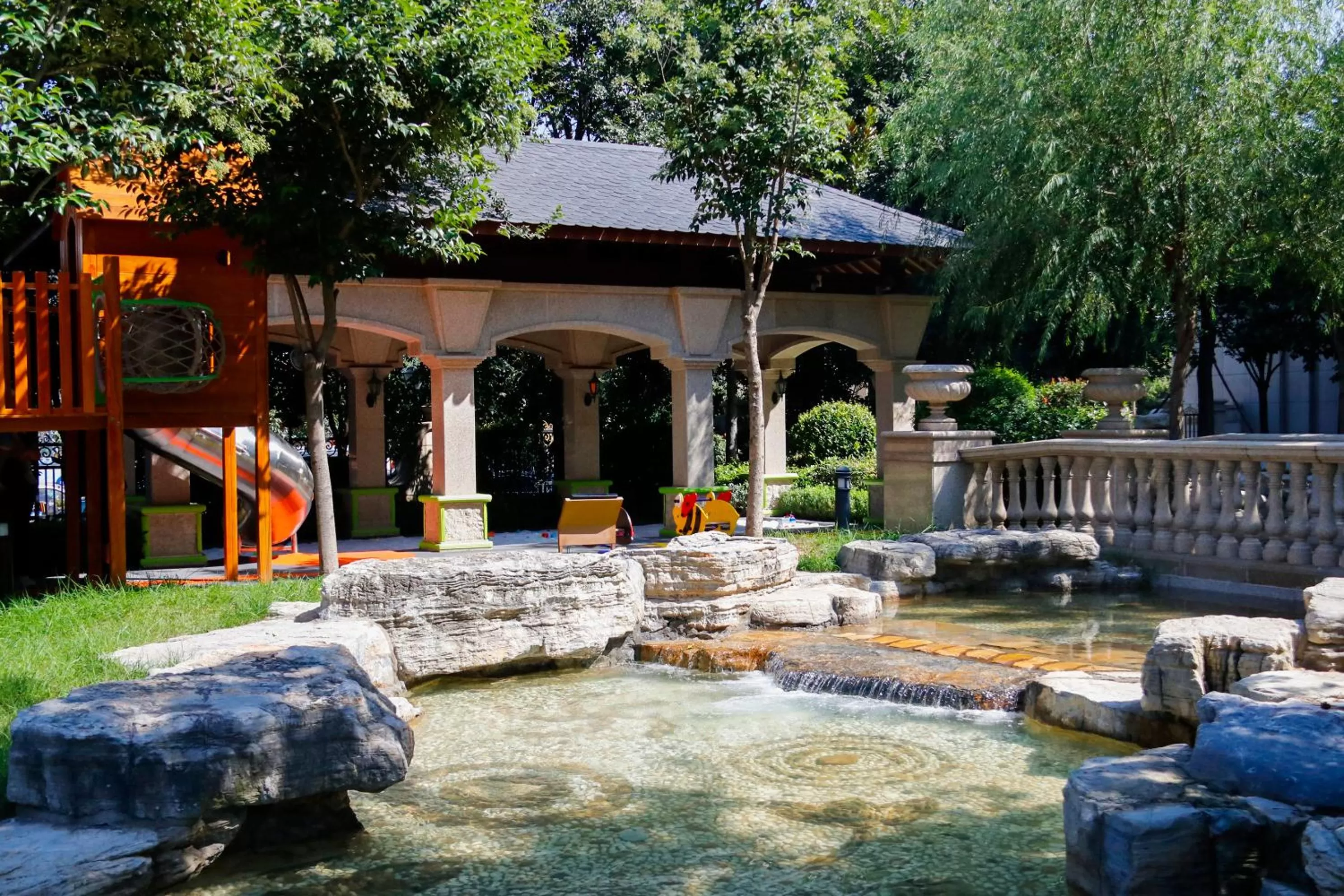 Children play ground in Wyndham Qingdao l Free Fixed-Time Shuttle Service Between Hotel and Airport & North Railway Station l Outdoor Children's Amusement Park l 1-Hour Play Snooker or Table Tennis