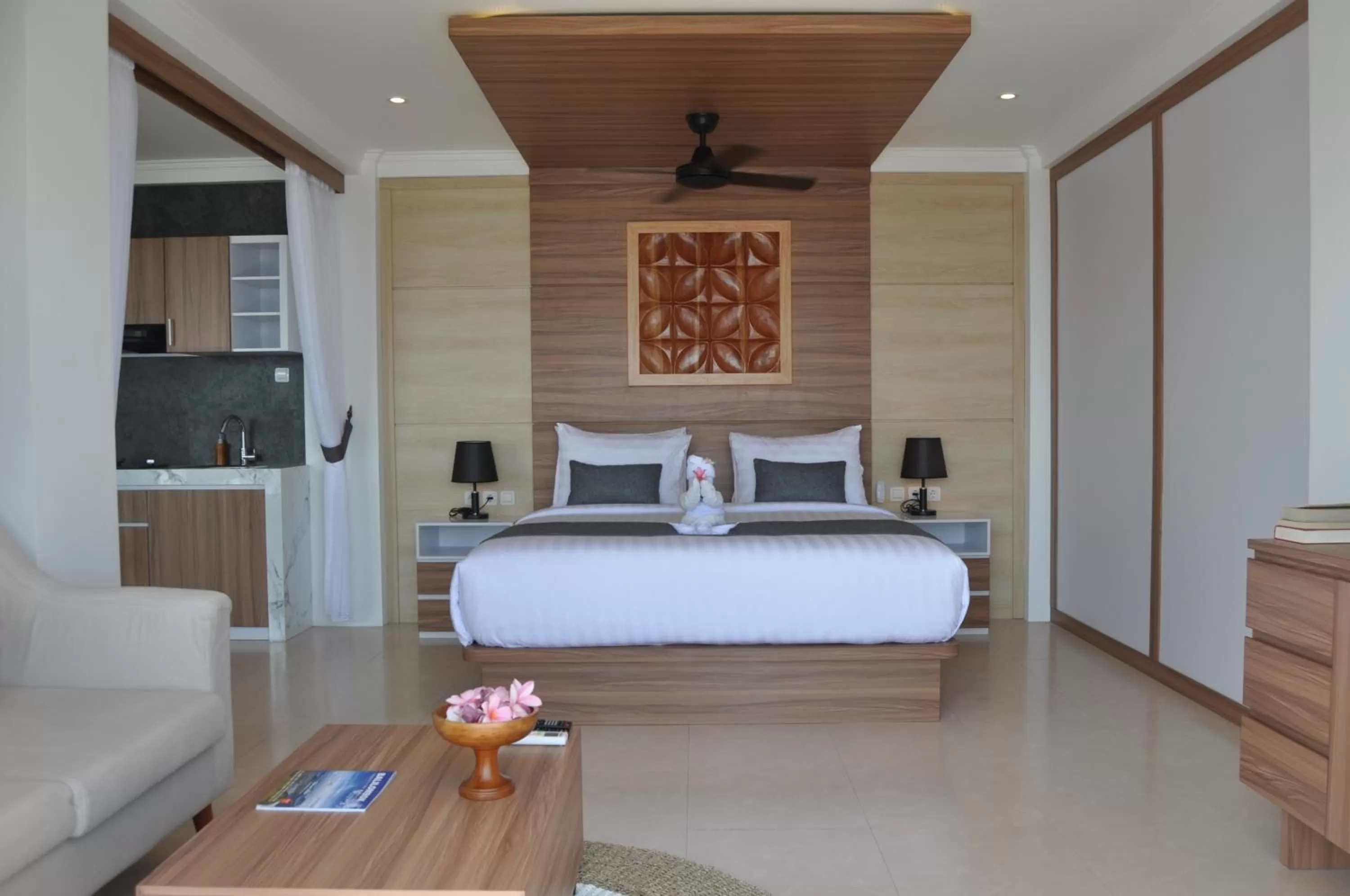 Living room, Bed in SUITE OCEAN BLUE