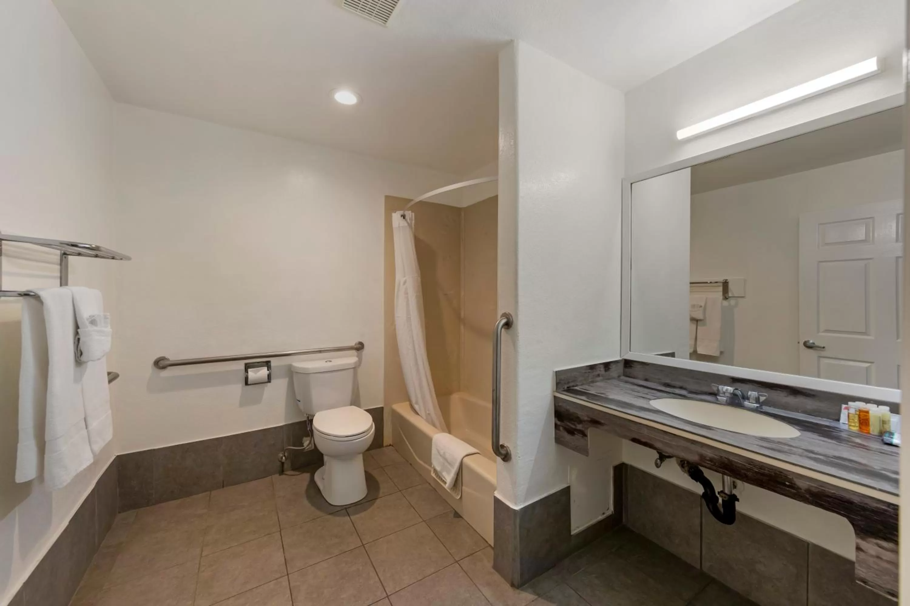 Bathroom in Anaheim Discovery Inn and Suites