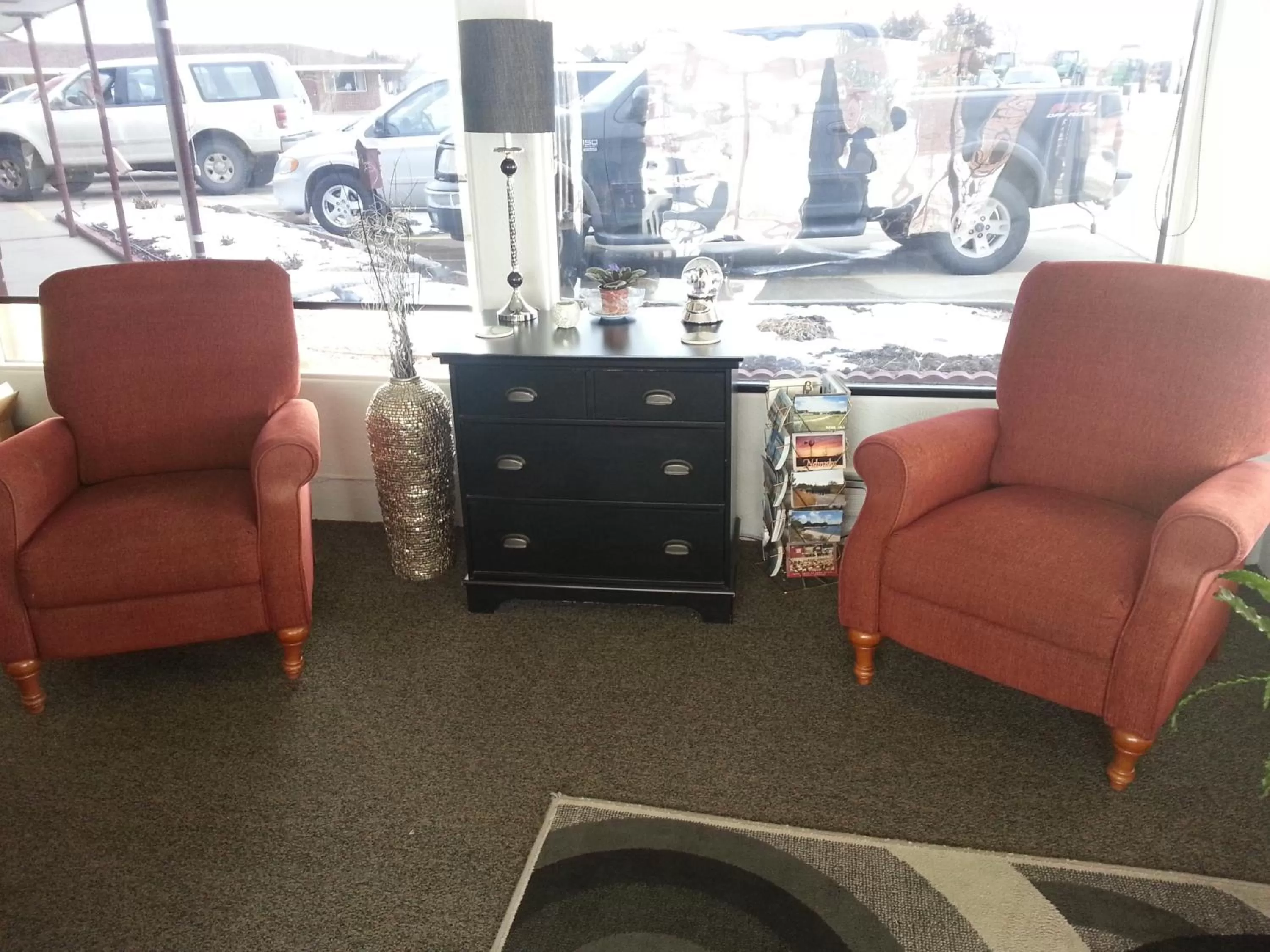 Seating area in Raine Motel