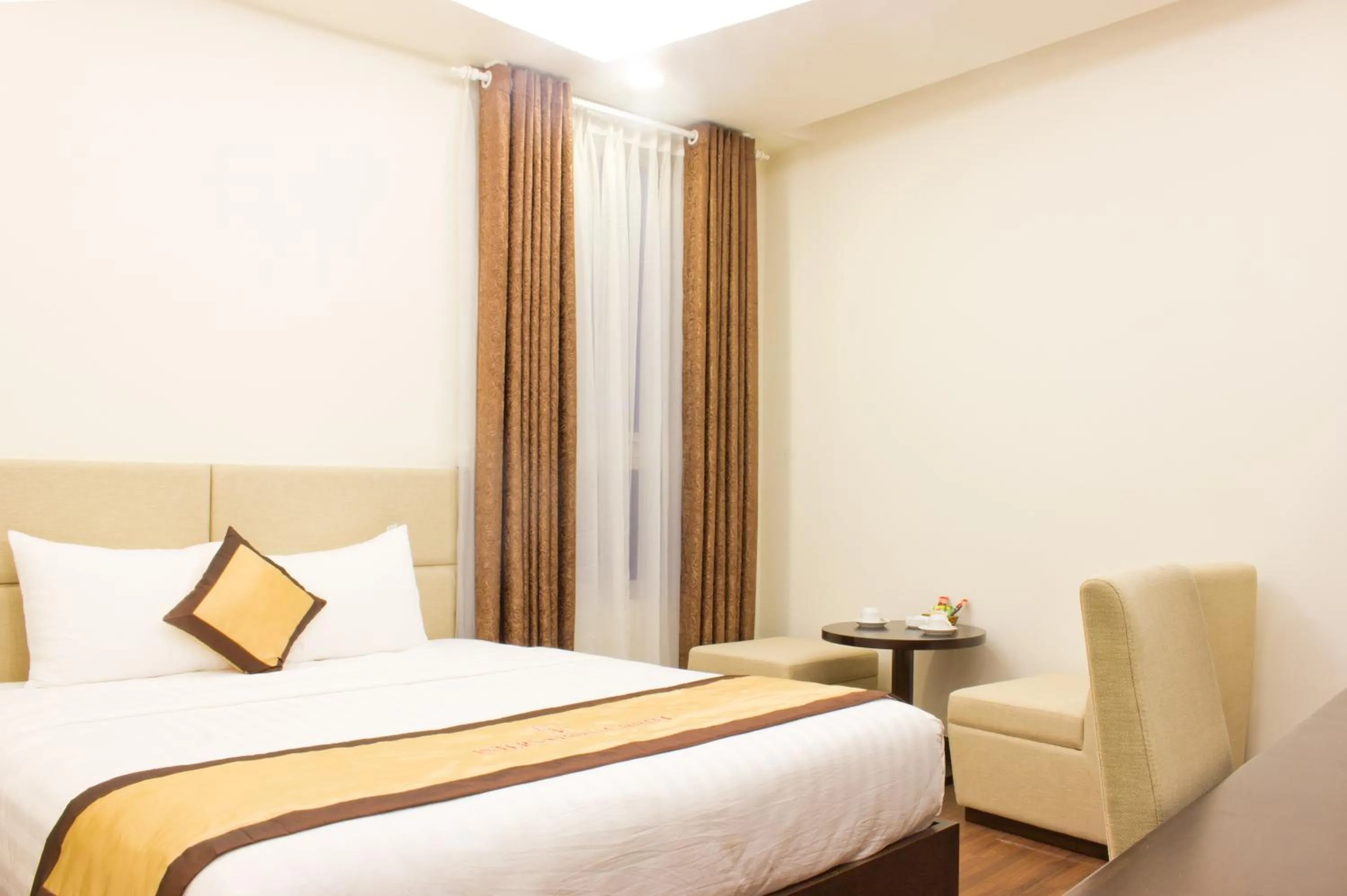 Bedroom, Bed in International Hotel