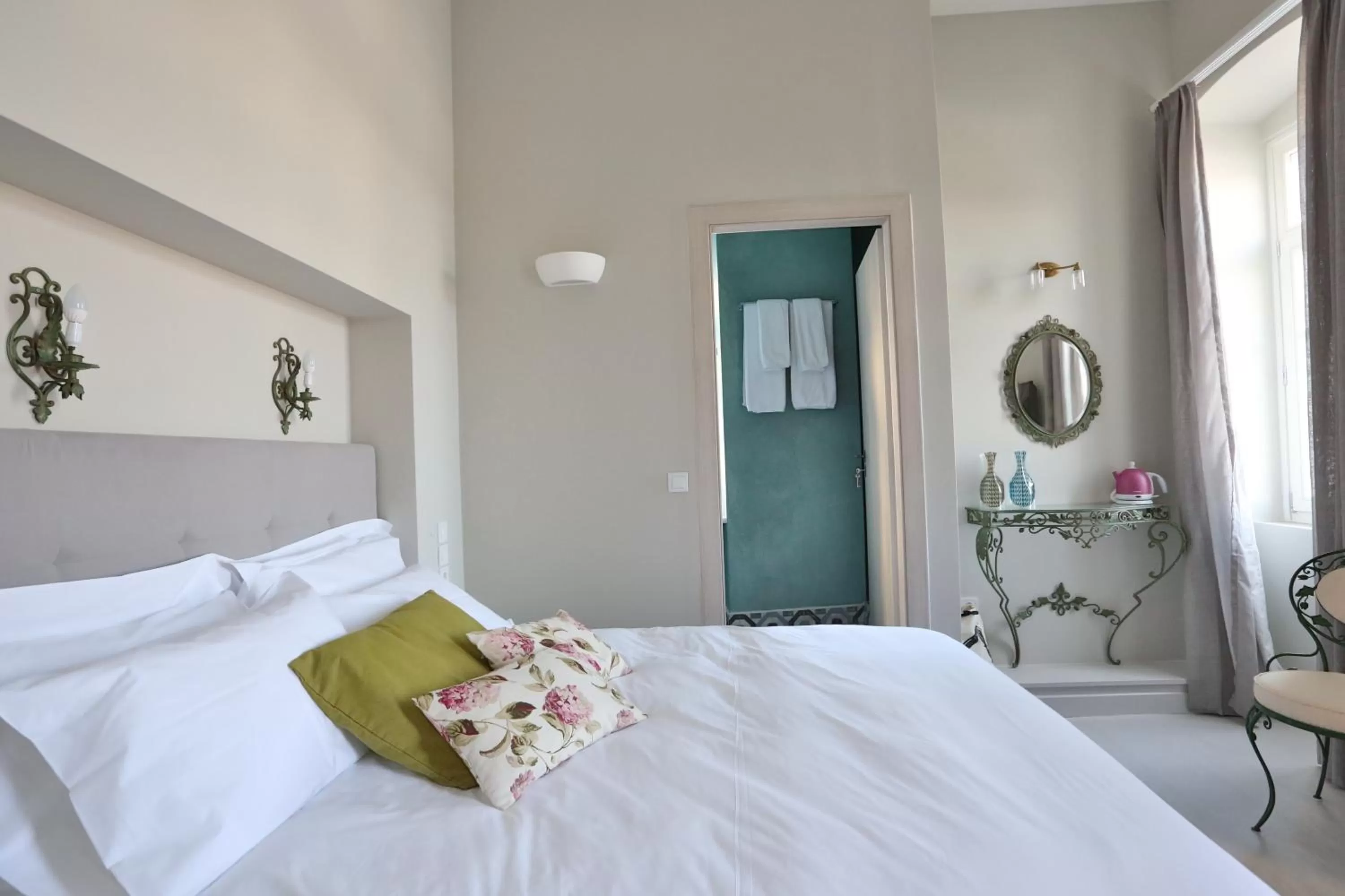 Shower, Bed in 1901 Hermoupolis