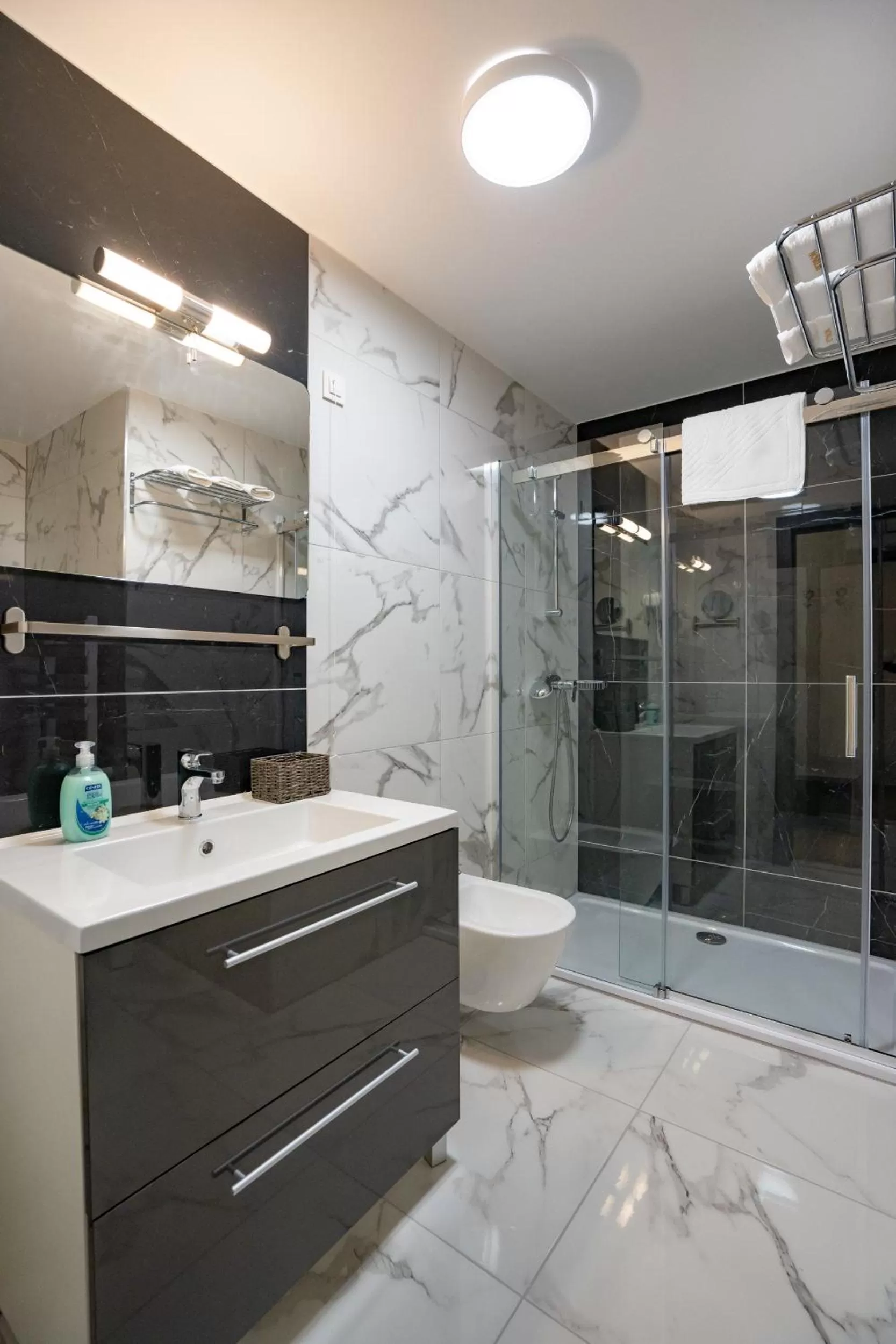 Shower in Bed&Breakfast Novalis