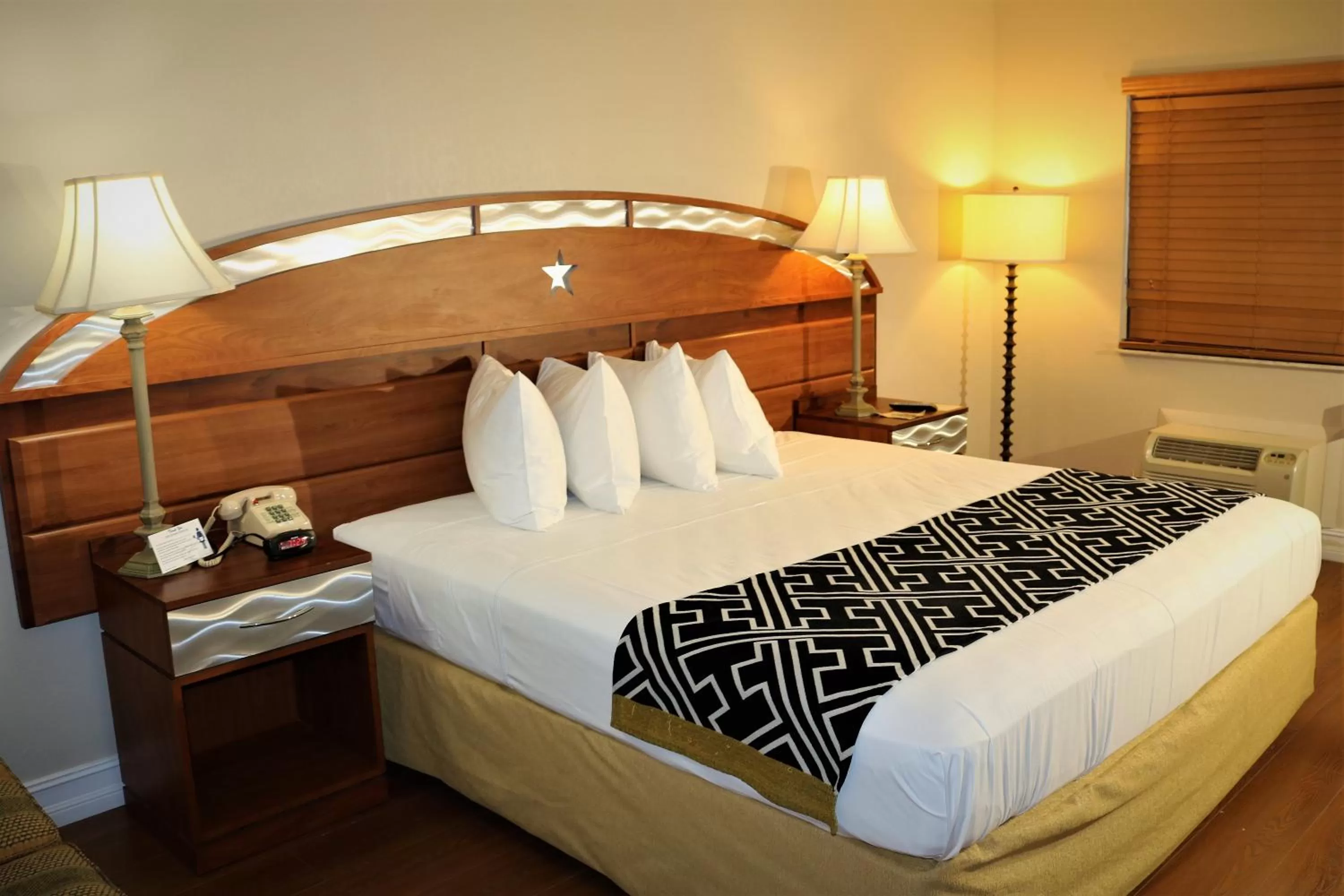 Bed in Monte Carlo Inn- Near Disney