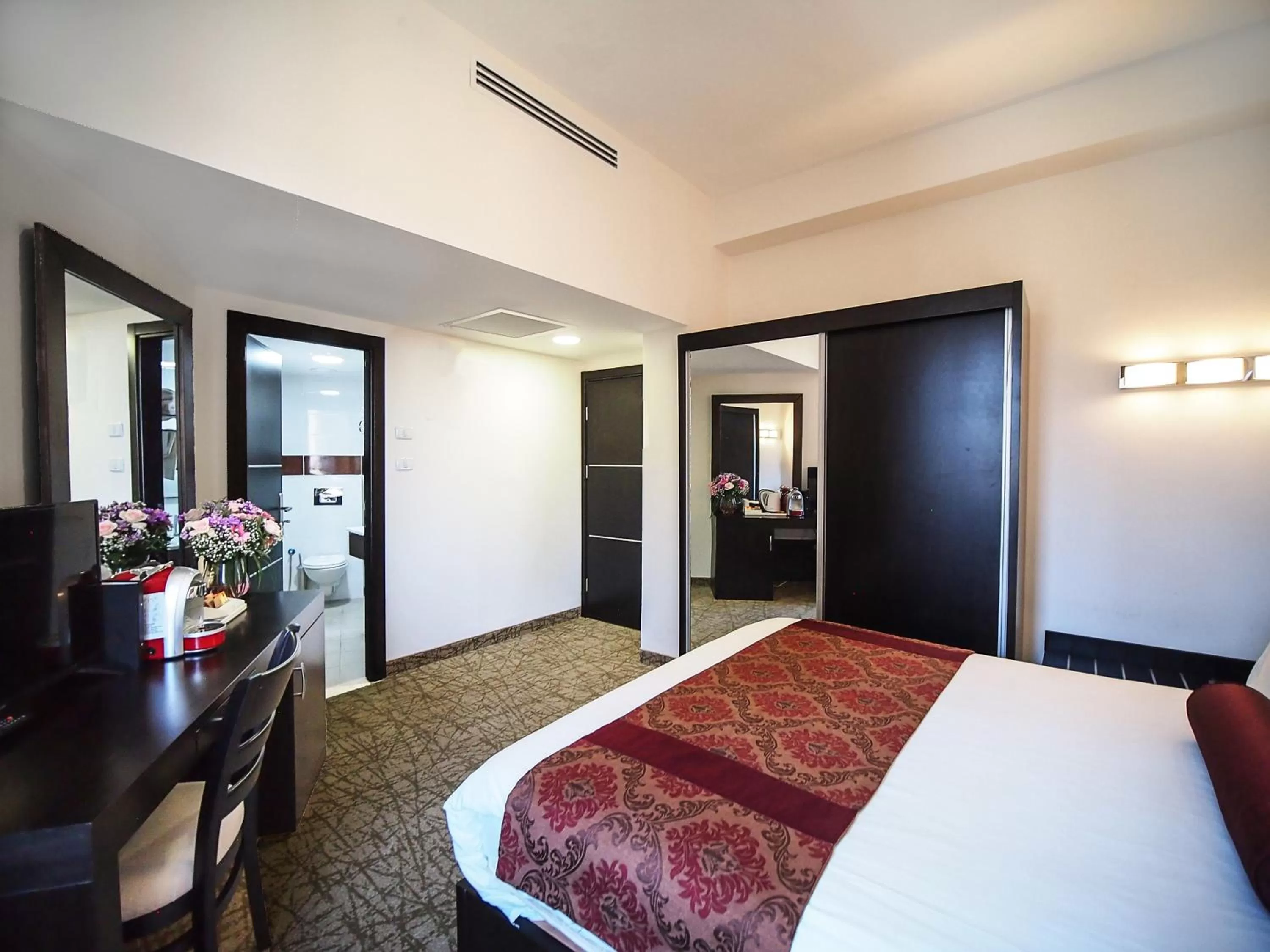 Photo of the whole room, Bed in New Capitol Hotel - Jerusalem