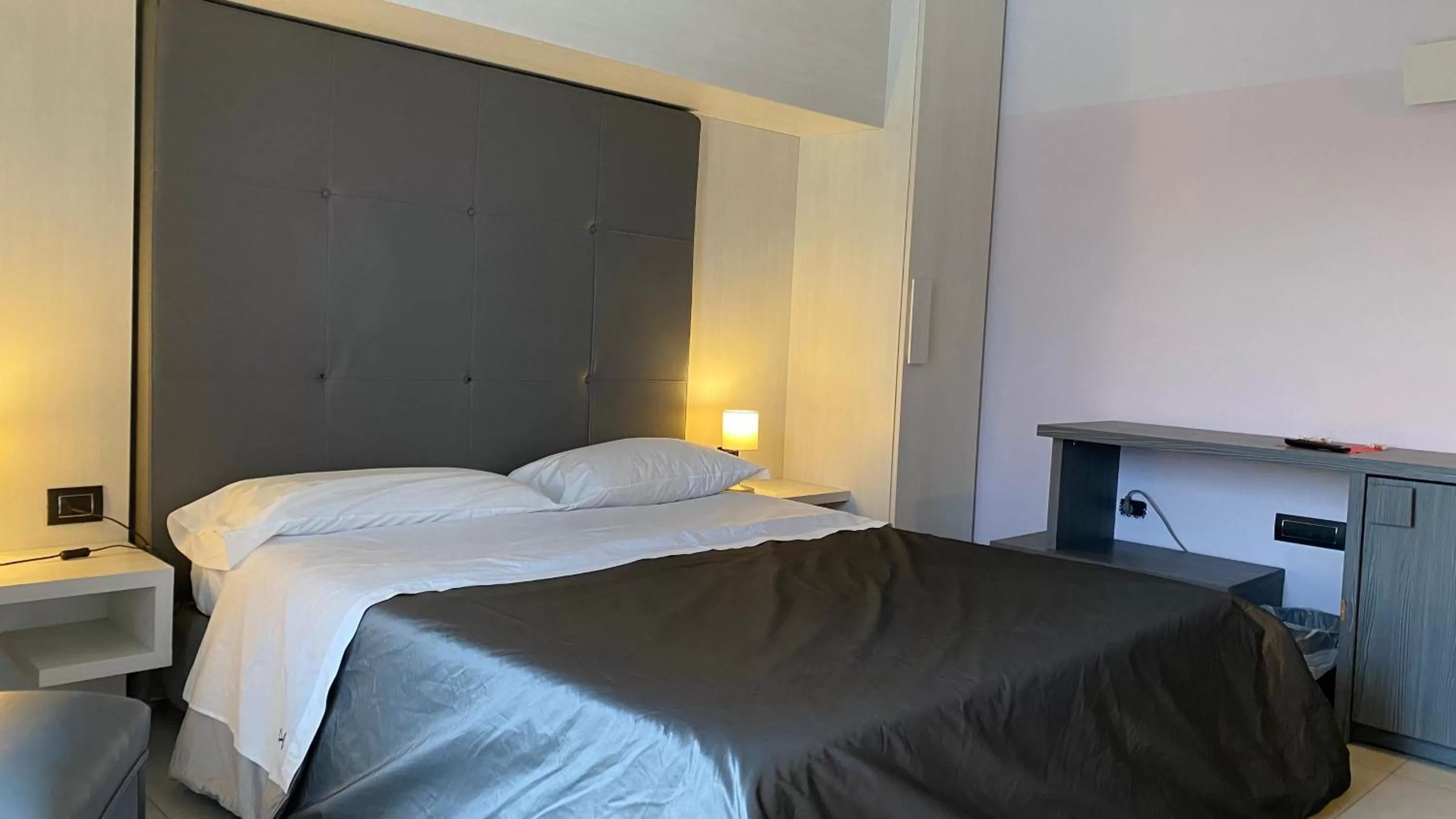 Bedroom, Bed in Victoria Hotel