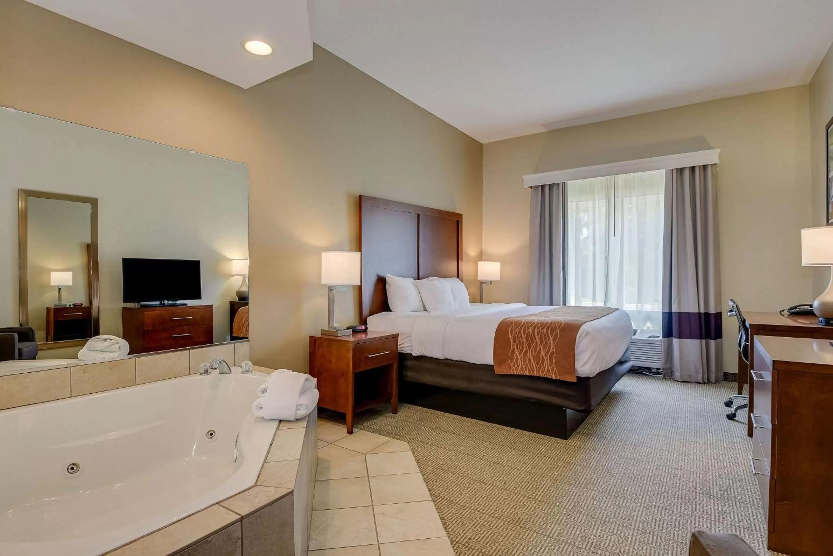 King Suite with Spa Bath in Comfort Inn & Suites Gordon HWY