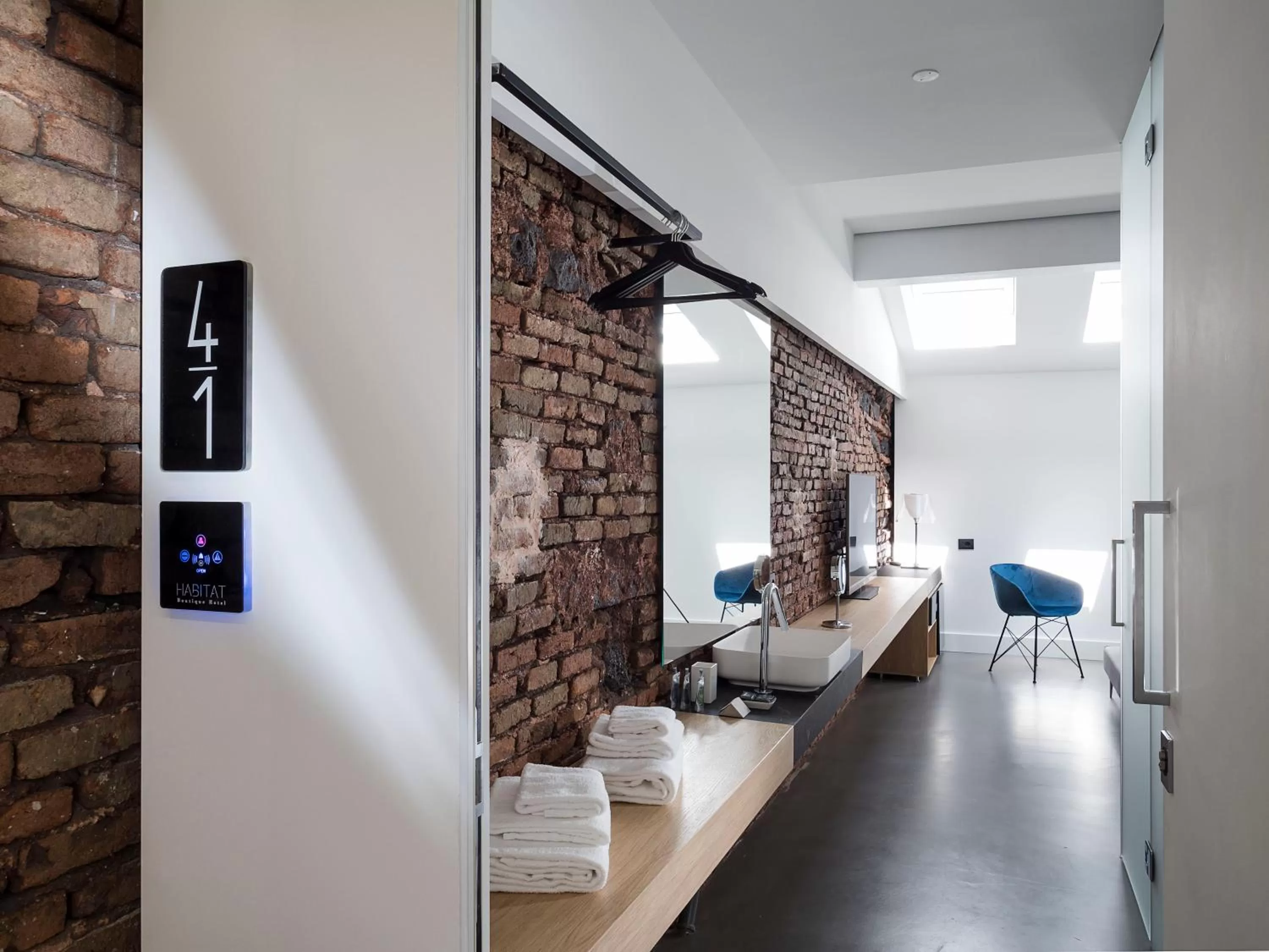 TV and multimedia in Habitat Boutique Hotel