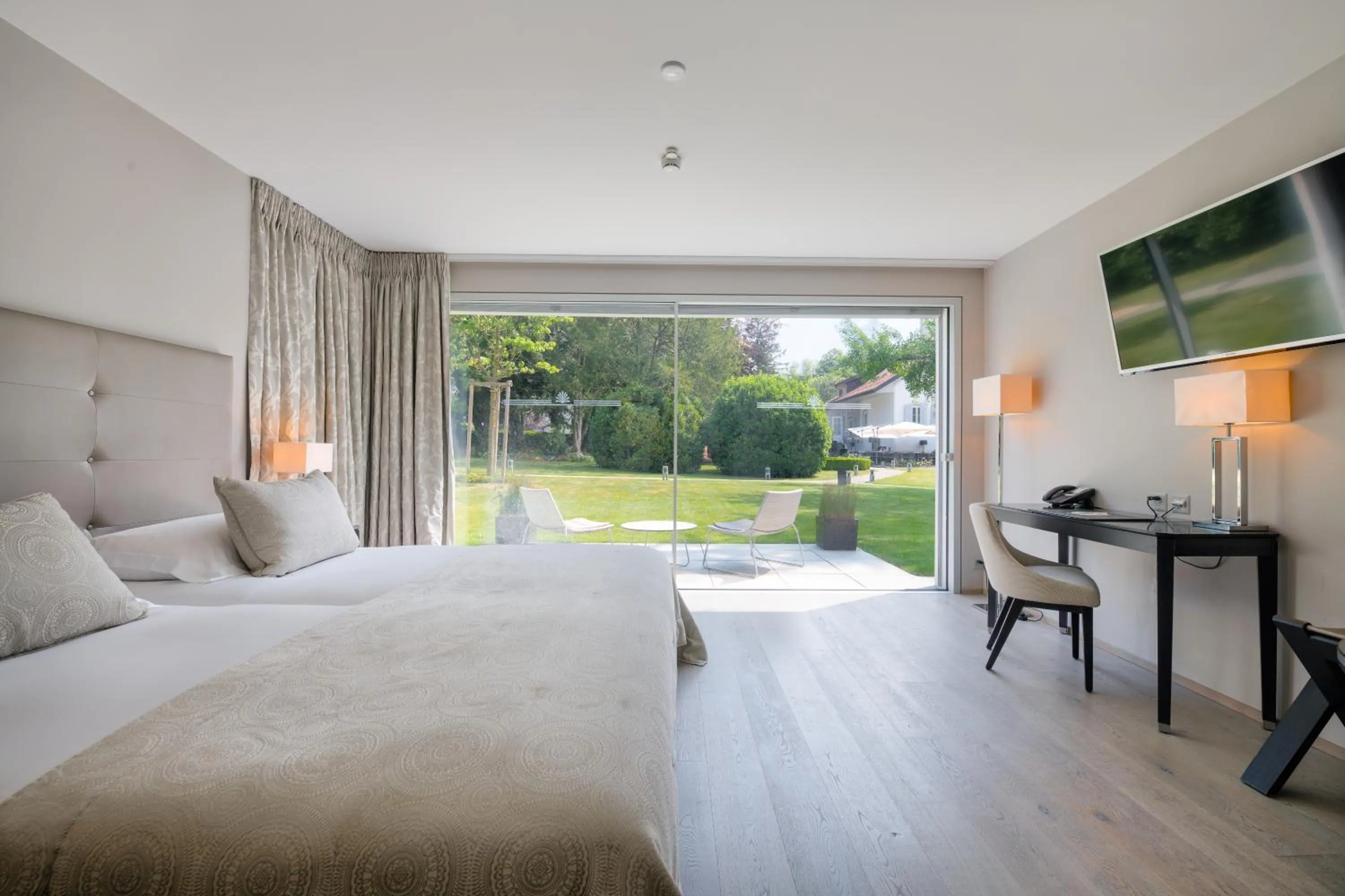 Garden view, Bed in Hostellerie Le Petit Manoir