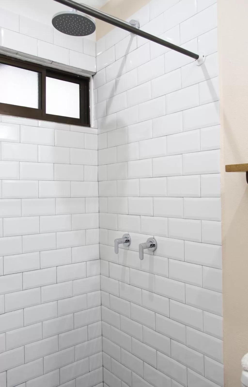 Shower in La Fortuna Lodge by Treebu Hotels