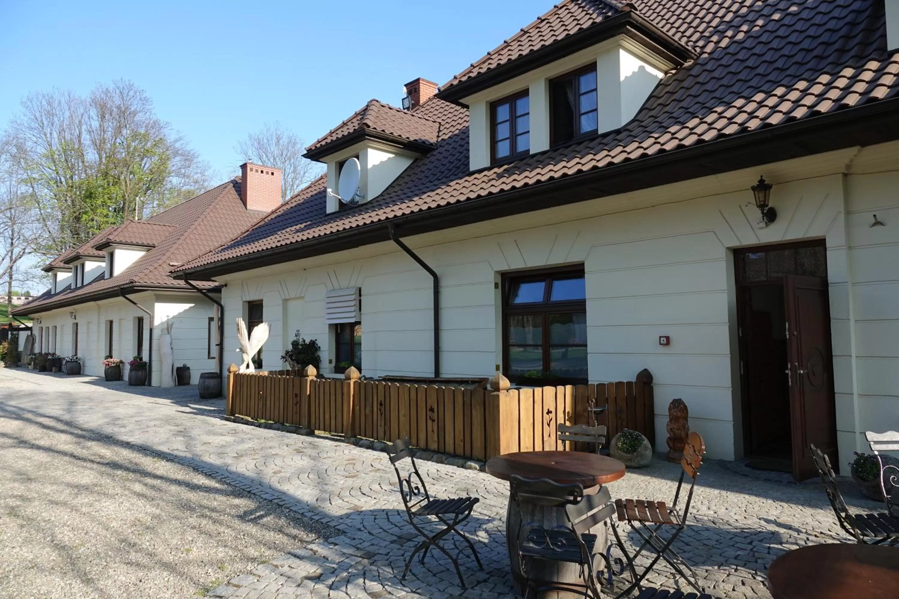 Property building in Gościniec Dworski w Ropie - Pokoje gościnne