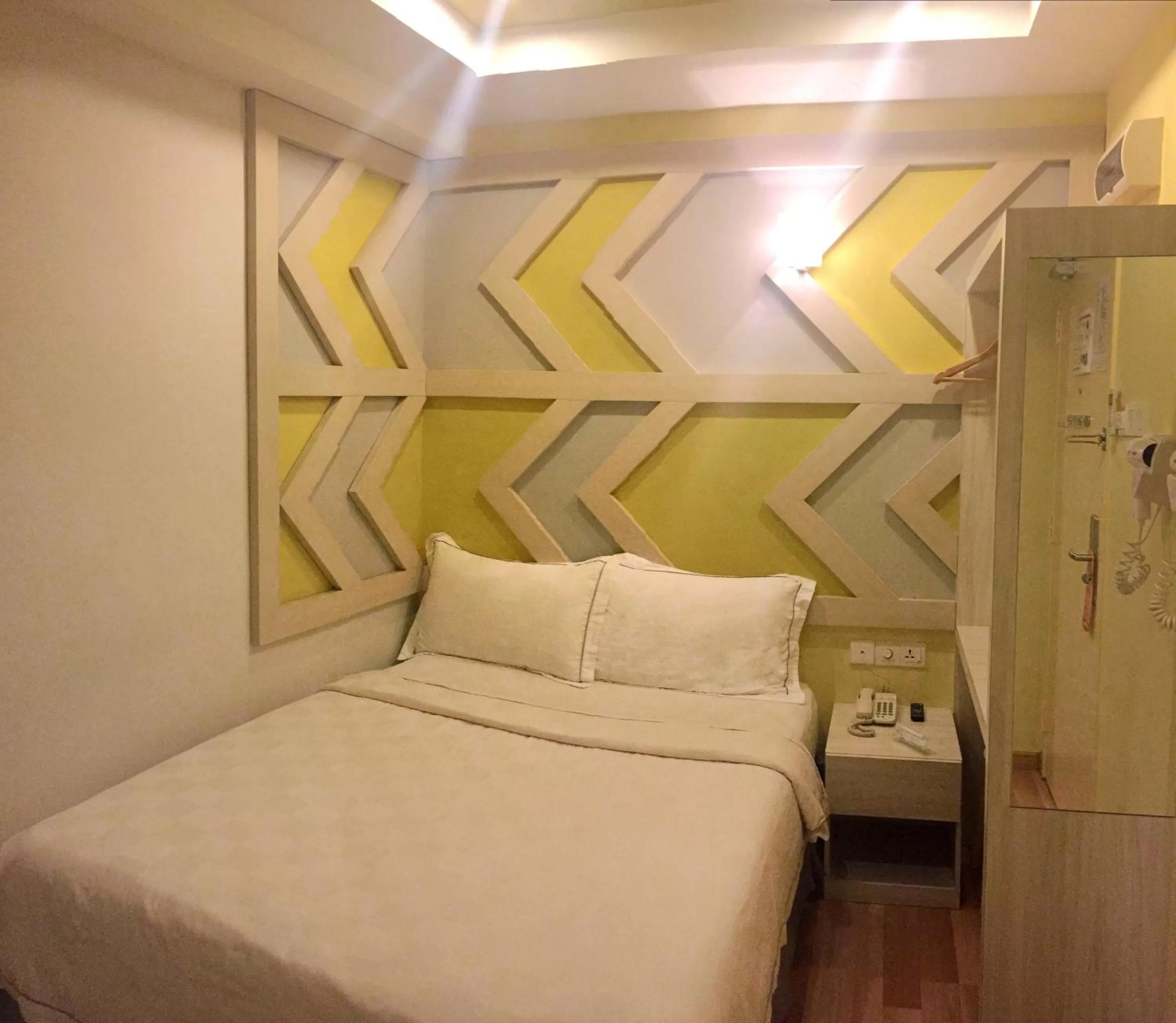 Bed in Sunshine Inn Plus