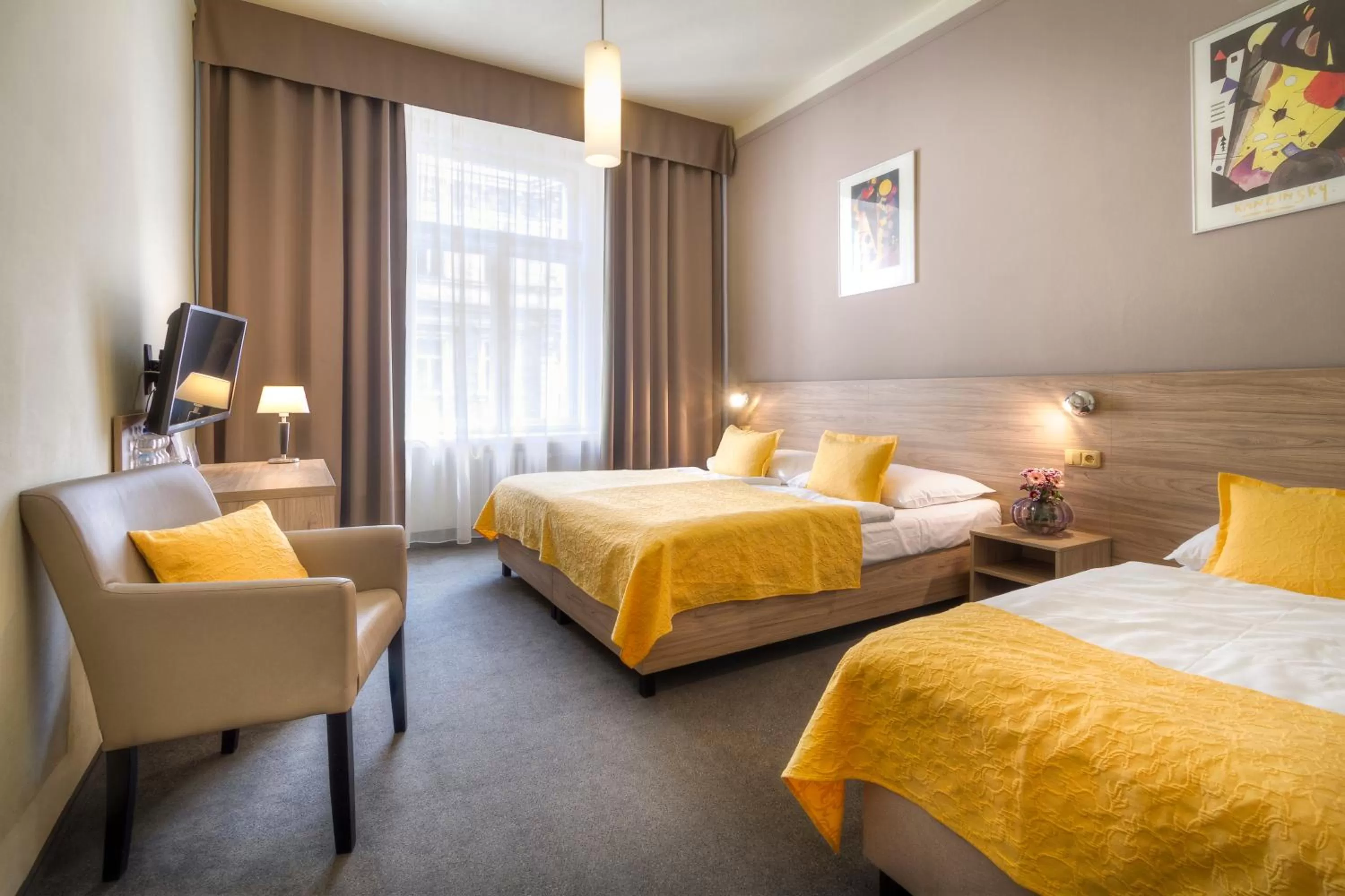 Photo of the whole room, Bed in Atlantic Hotel