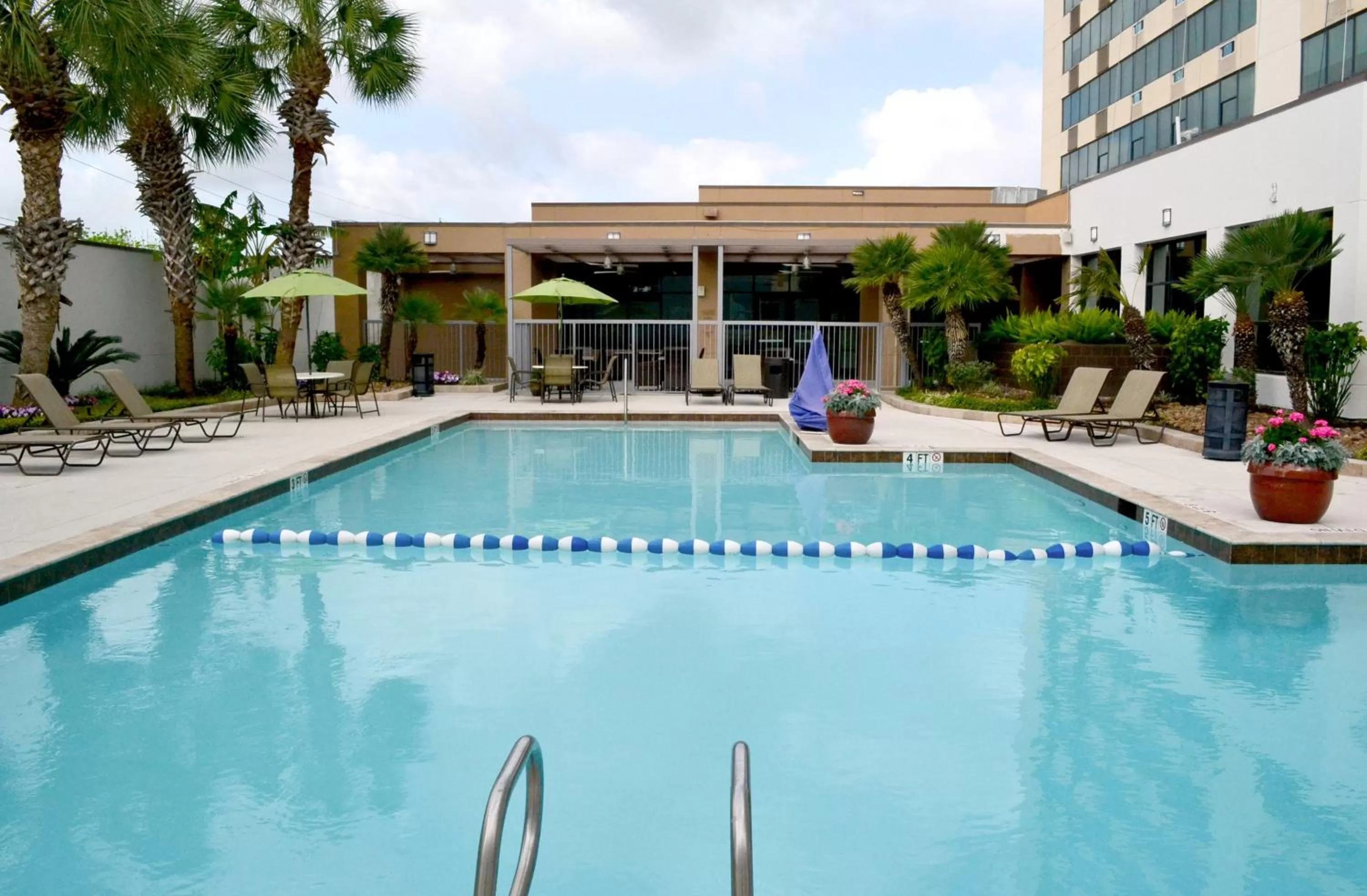Swimming pool in Holiday Inn Houston S - NRG Area - Med Ctr by IHG